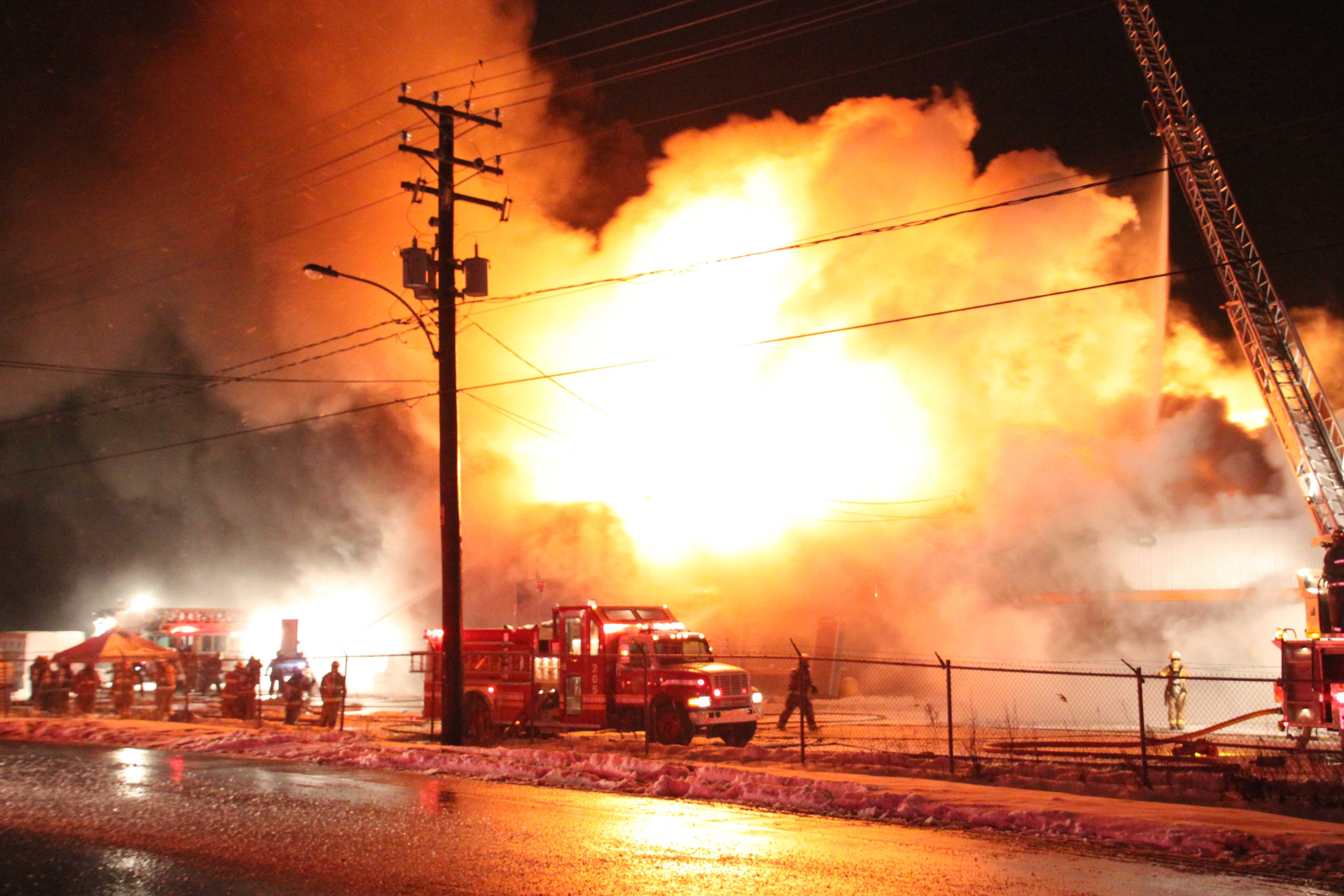 Un magasin RONA rasé par les flammes