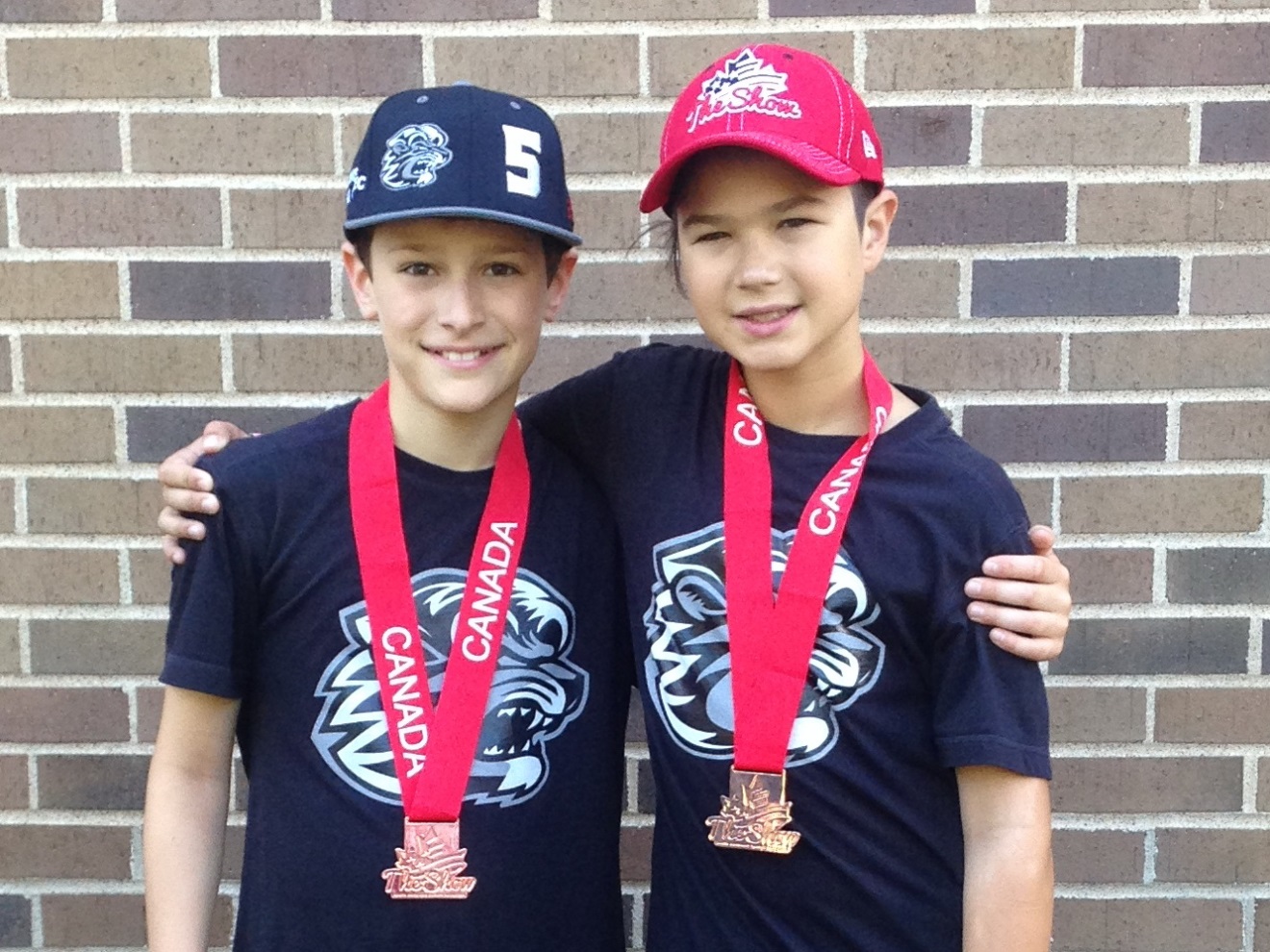 Image illustrant l'article: Deux hockeyeurs atomes se couvrent de bronze au Minnesota