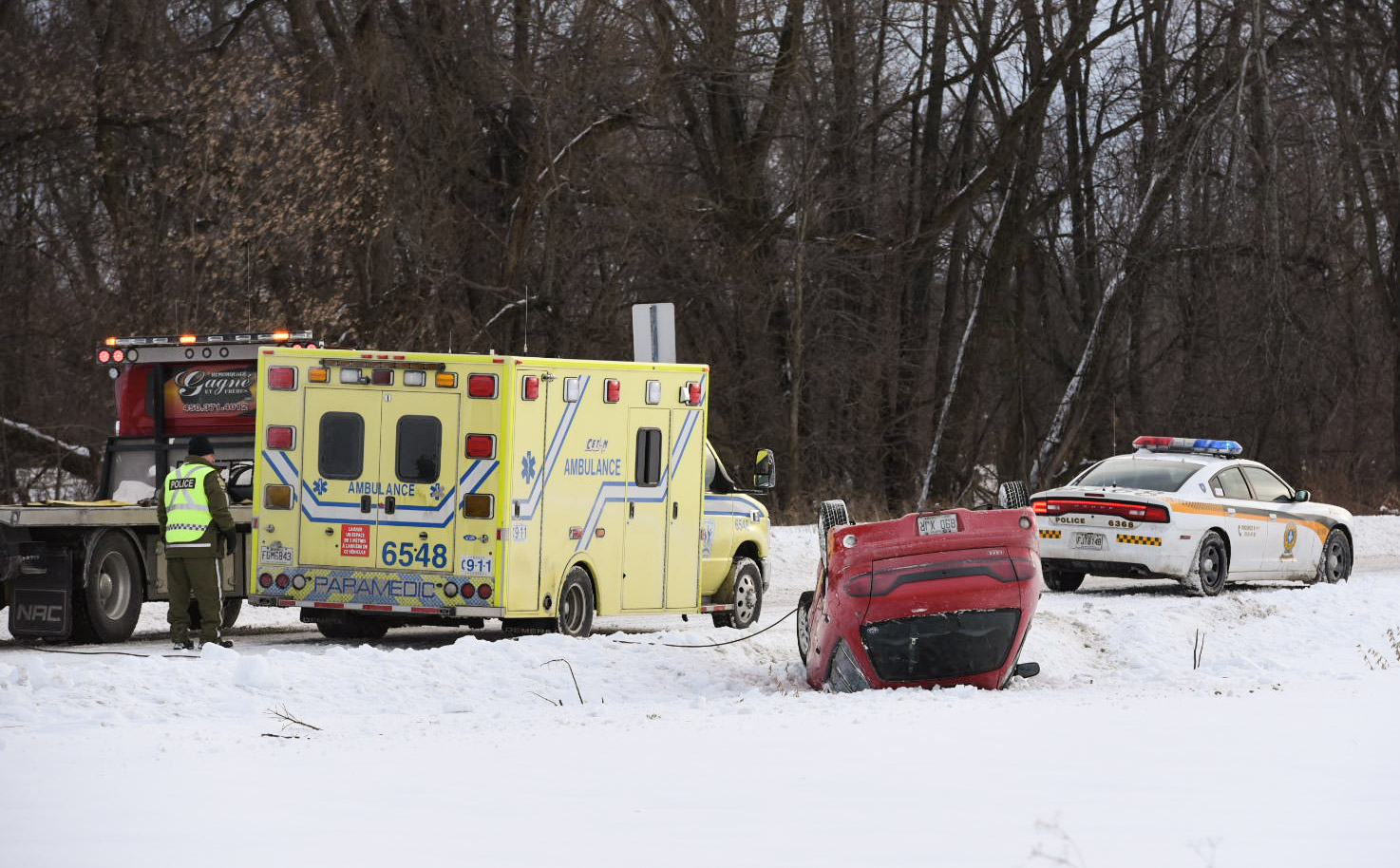 Spectaculaire sortie de route à Coteau-du-Lac