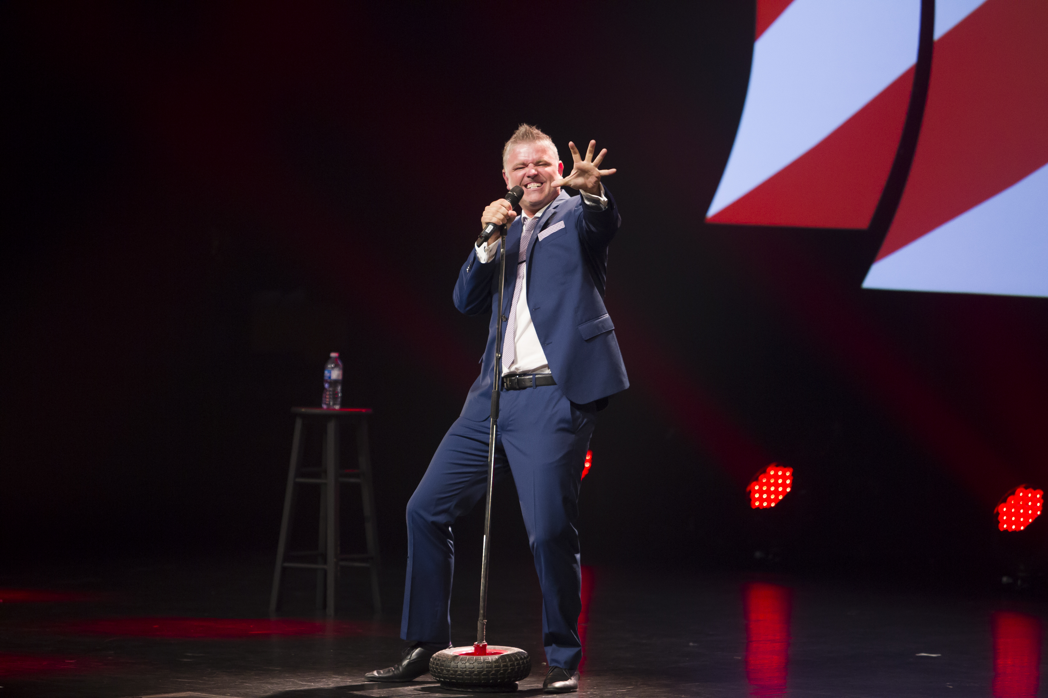 Image illustrant l'article: Dominic met le paquet pour faire rire