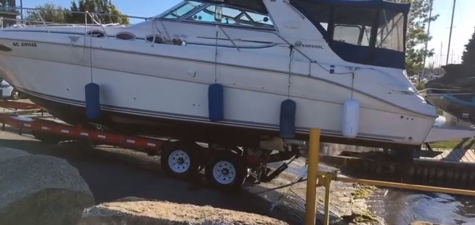 Un vol de bateau qui tombe réellement à l’eau