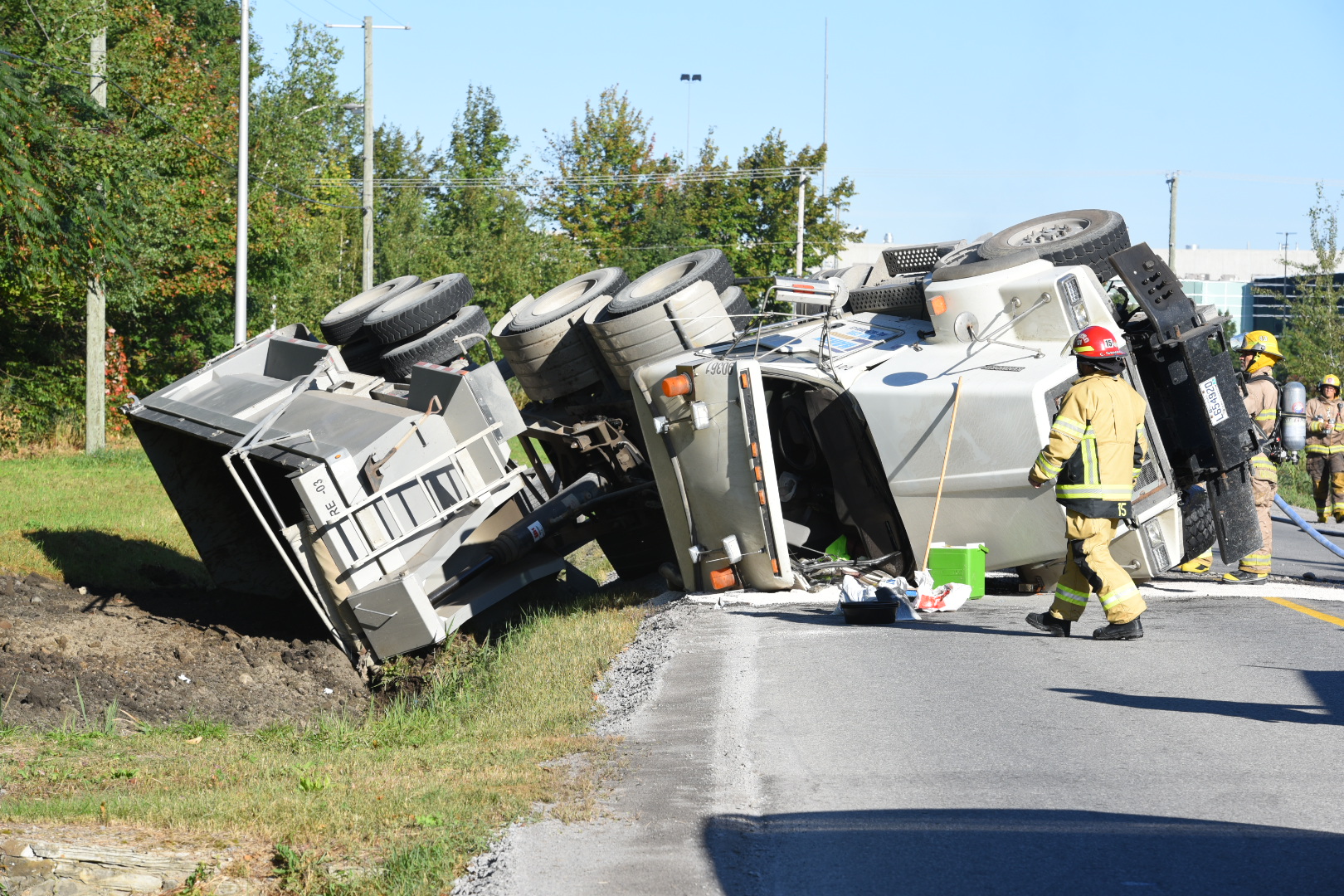 Un poids lourd se renverse à Coteau-du-Lac