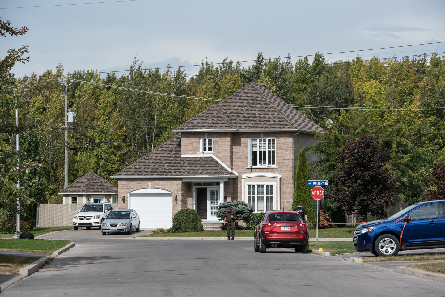 Une dame perd la vie et un policier est blessé par balle