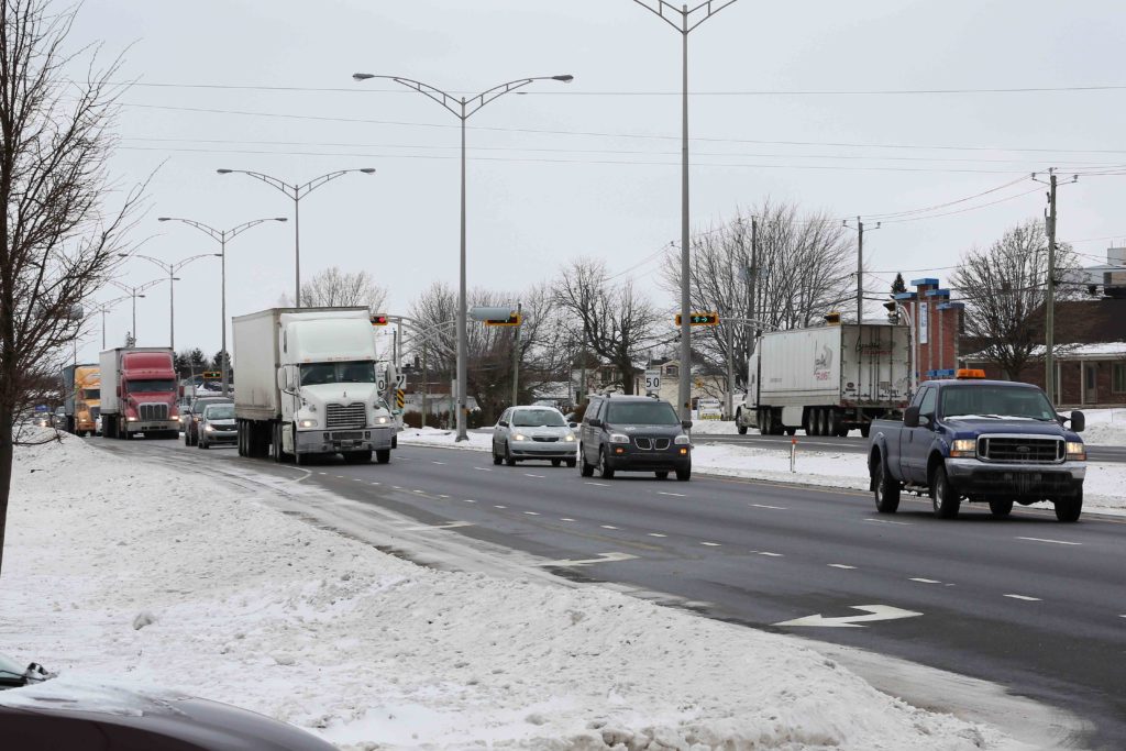 Les poids lourds sur le boul Mgr-Langlois interdits dans la voie de gauche dès lundi
