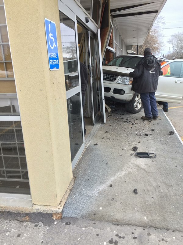 Une voiture fonce dans le supermarché à Saint-Anicet