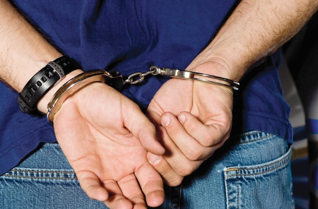 Il se tire lui-même dans la jambe après un hold-up