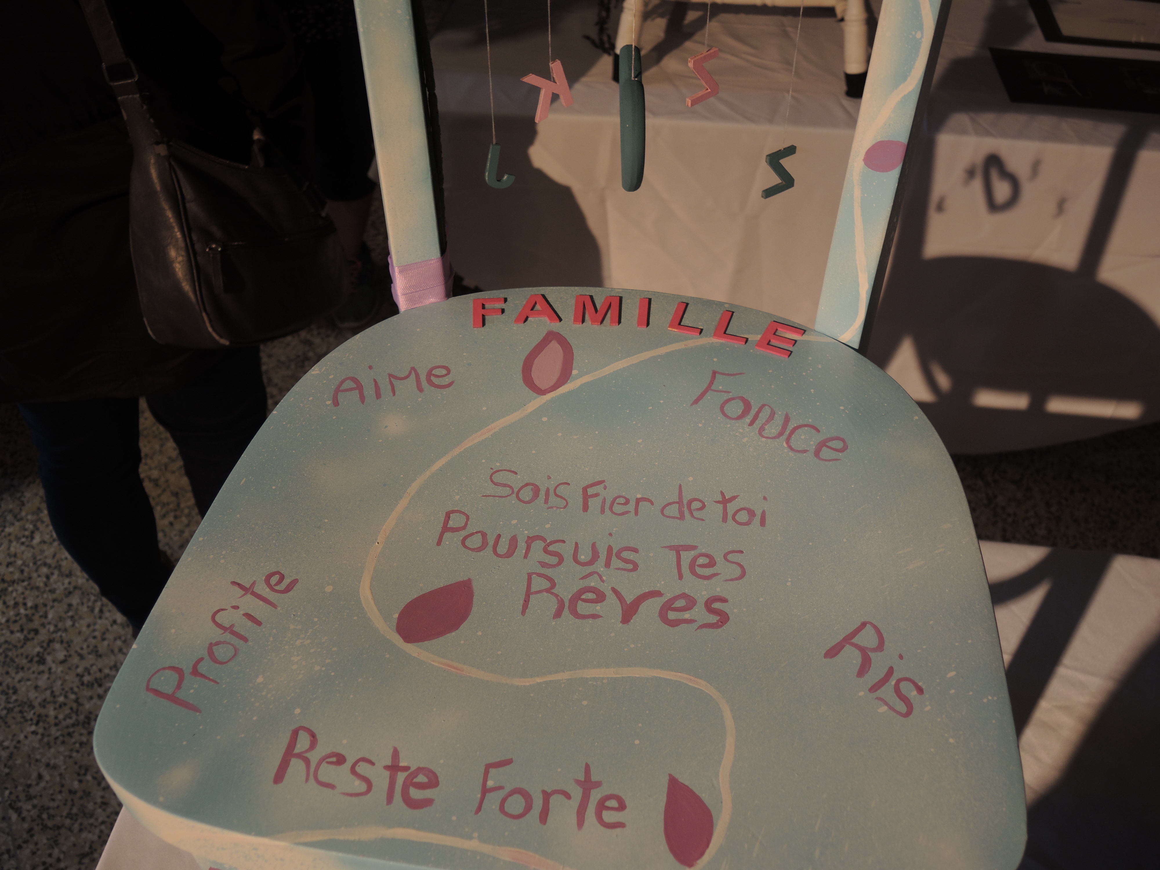 Image illustrant l'article: Des chaises qui en ont long à raconter