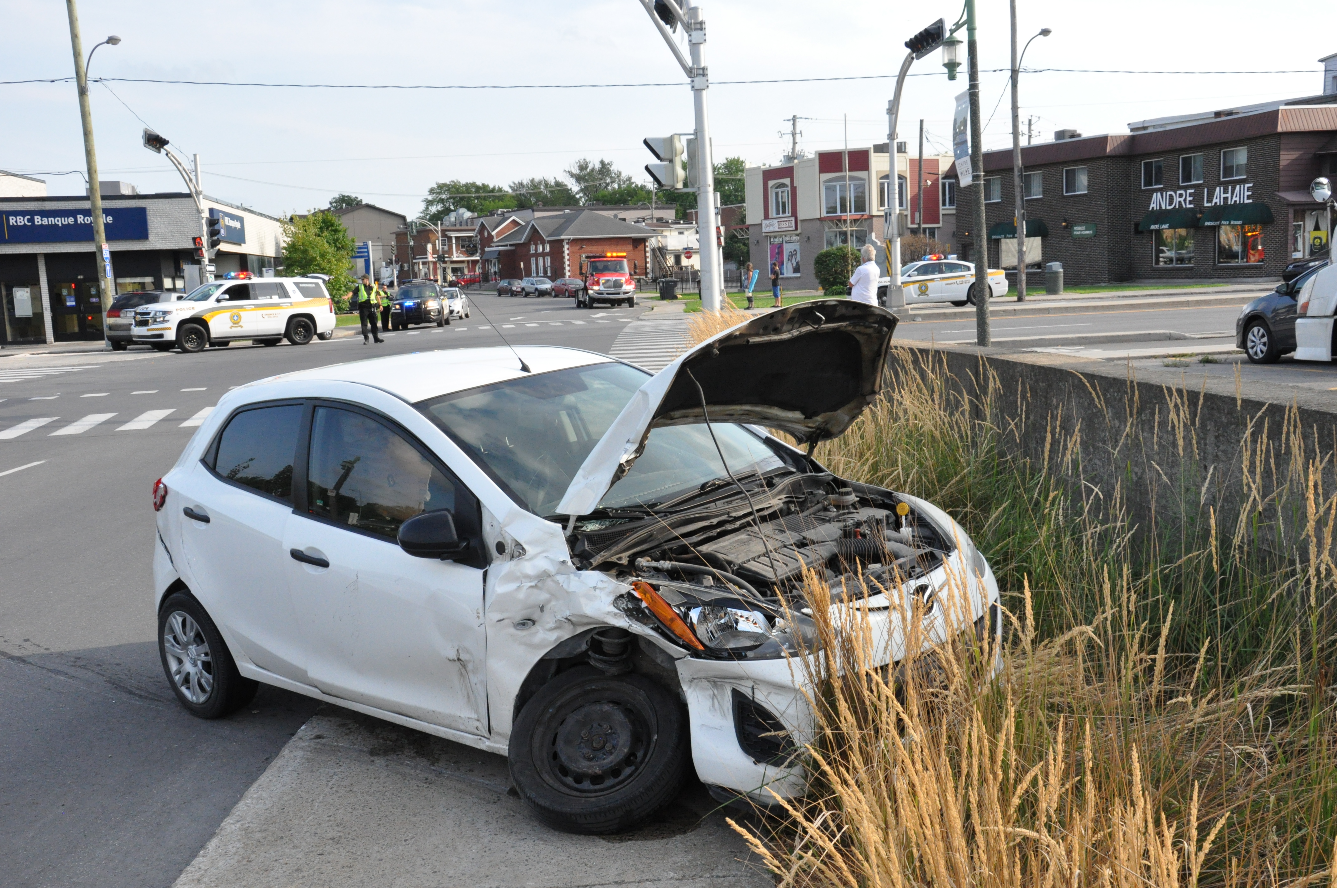 Deux véhicules endommagés au centre-ville