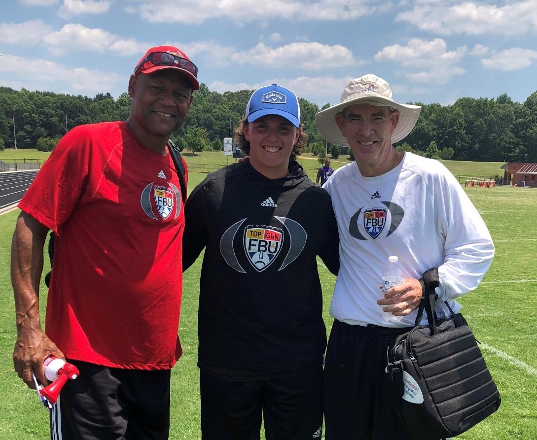 Image illustrant l'article: Un quart-arrière prometteur poursuit le rêve américain