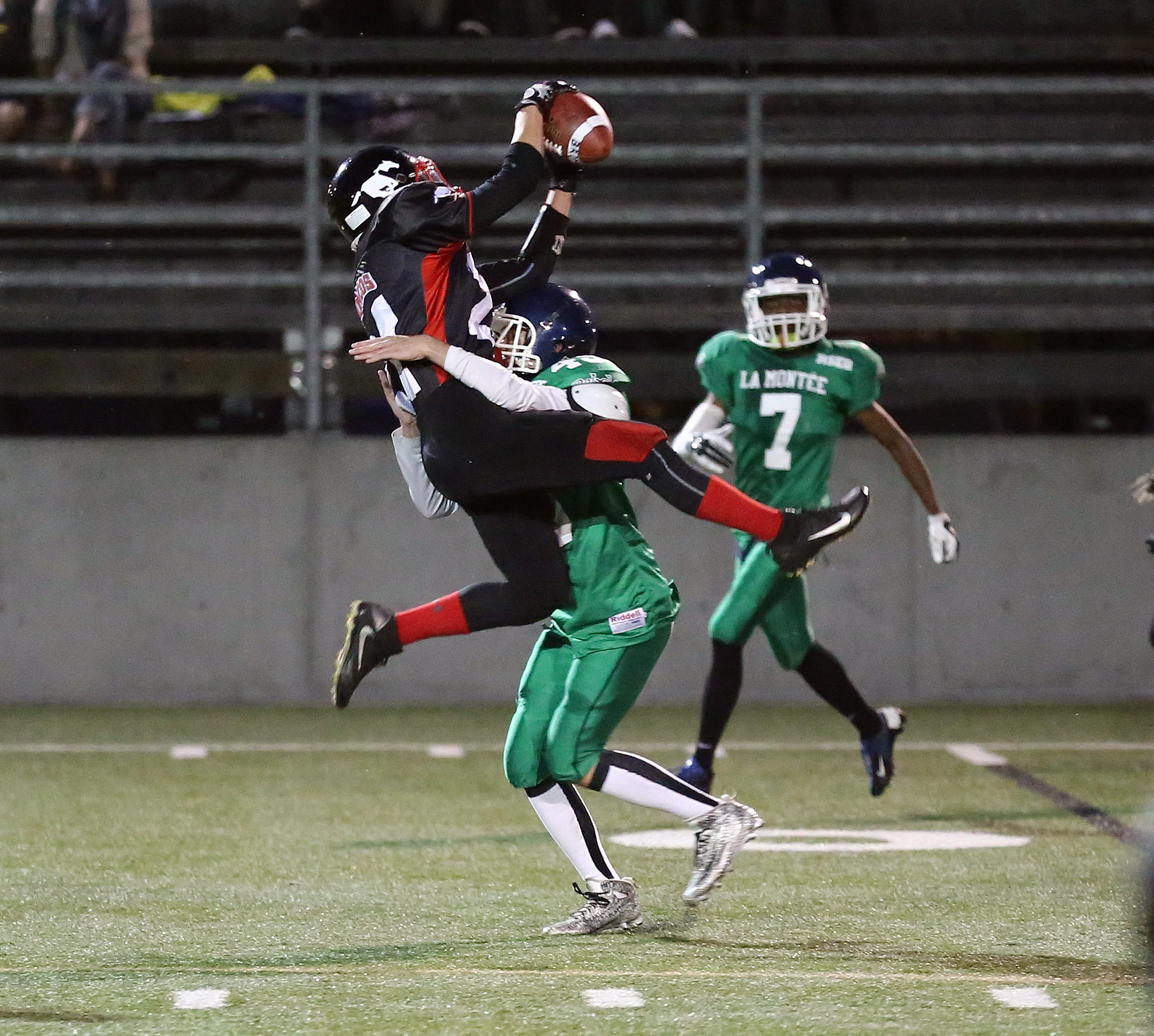 Image illustrant l'article: Les Broncos coupent les ailes des Dragons