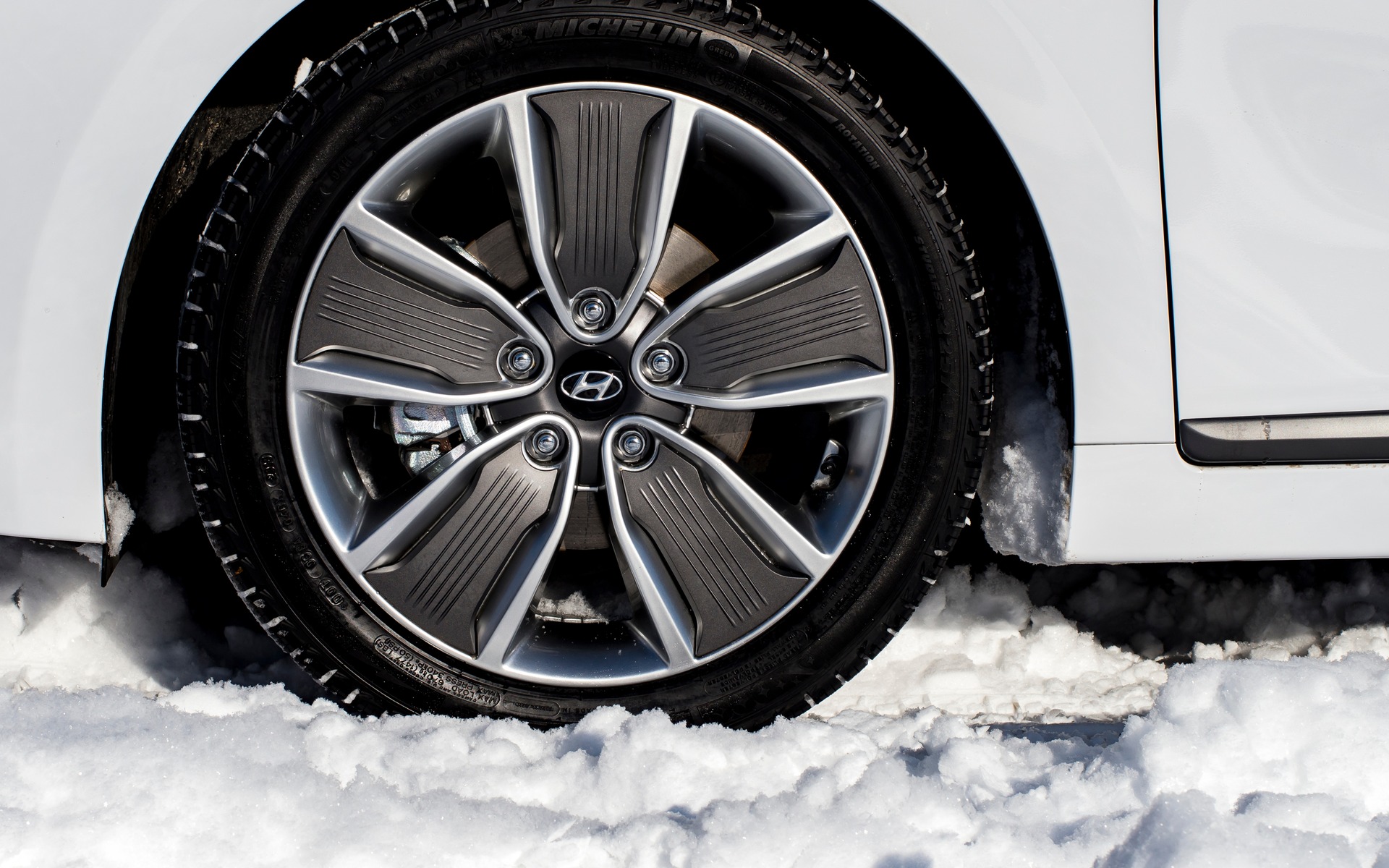 Image illustrant l'article: Qu’est-ce qui distingue les pneus d’hiver des pneus quatre saisons?