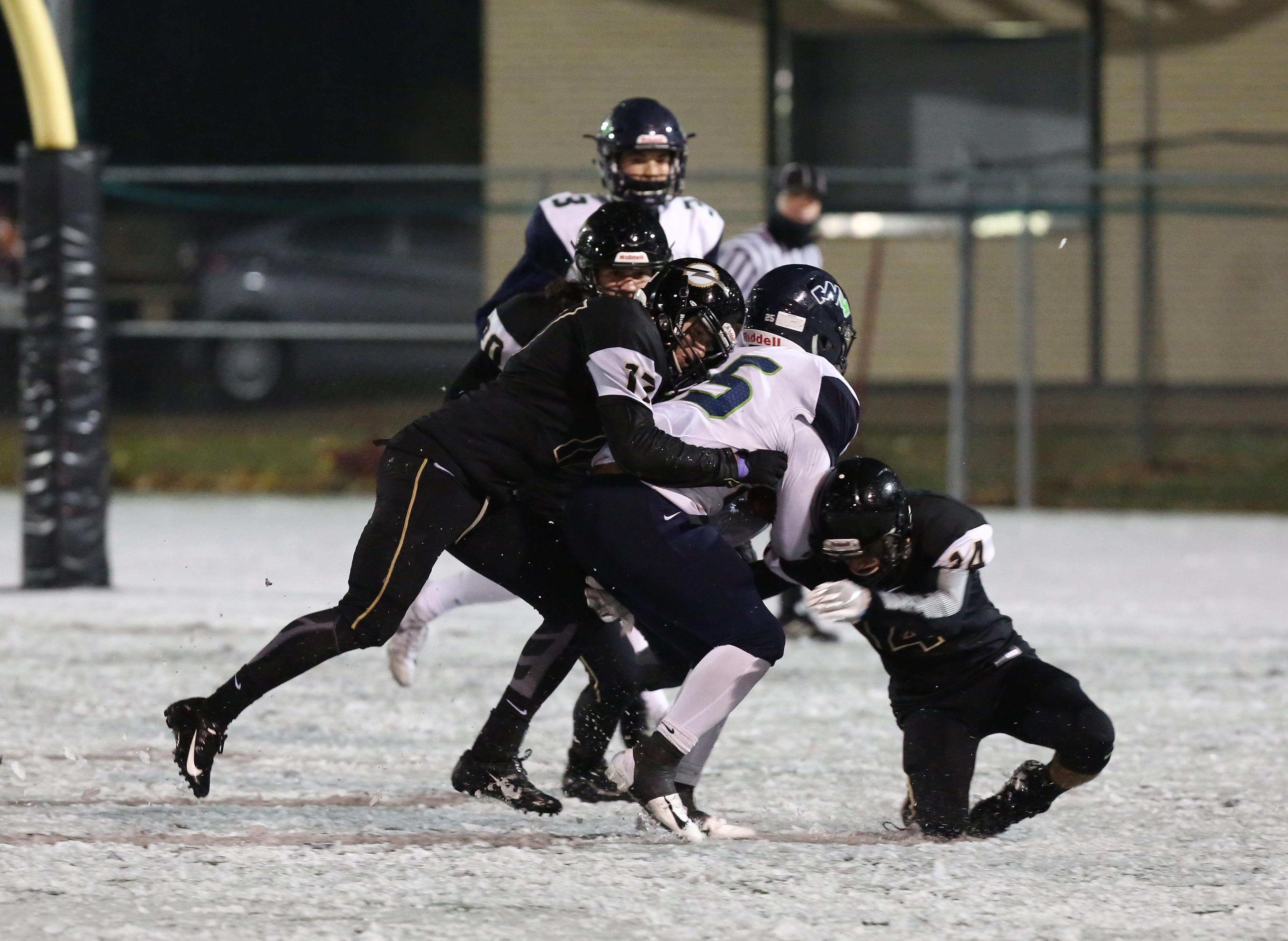 Le Noir et Or gèle les Nomades