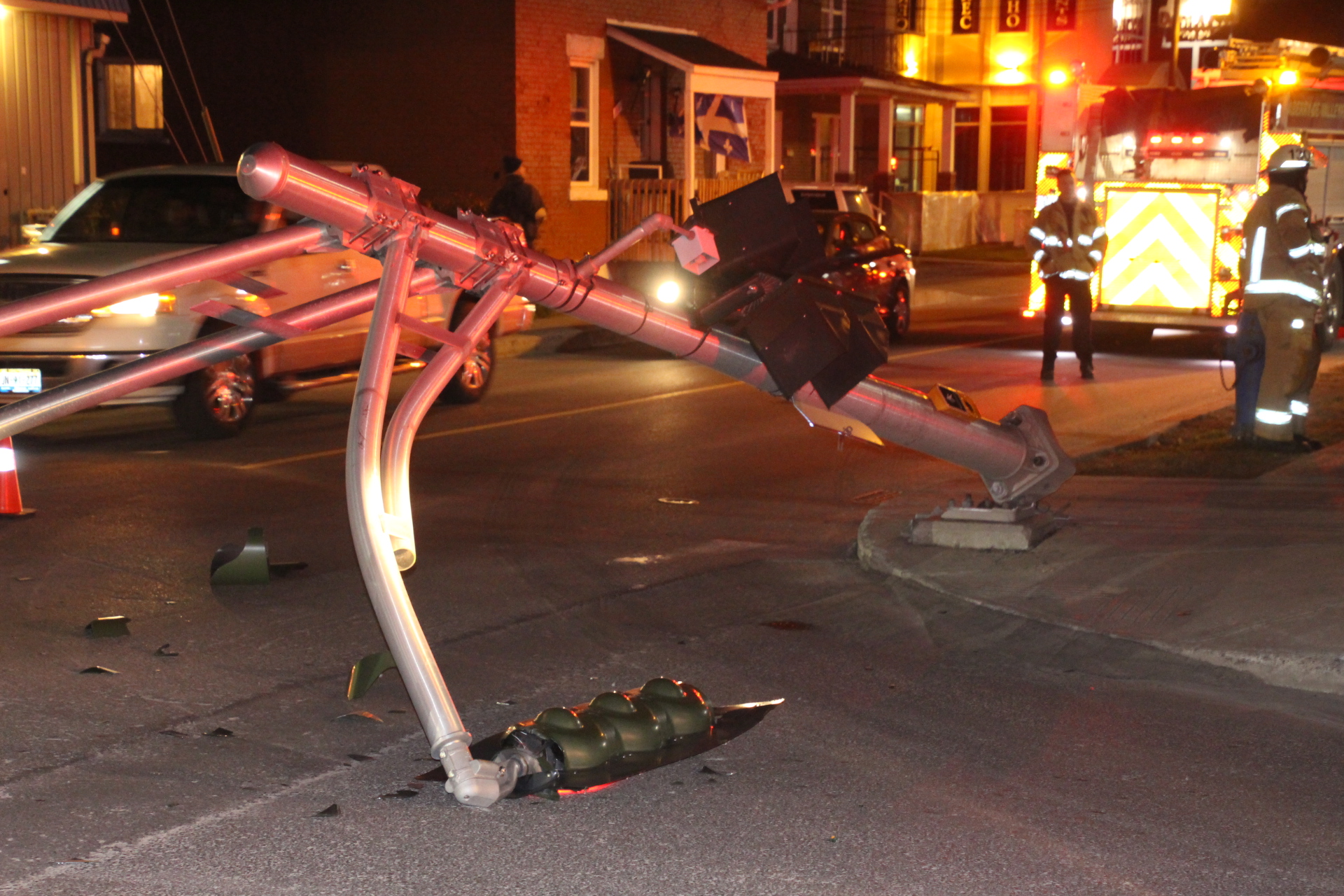 Un camionneur arrache les feux de circulation