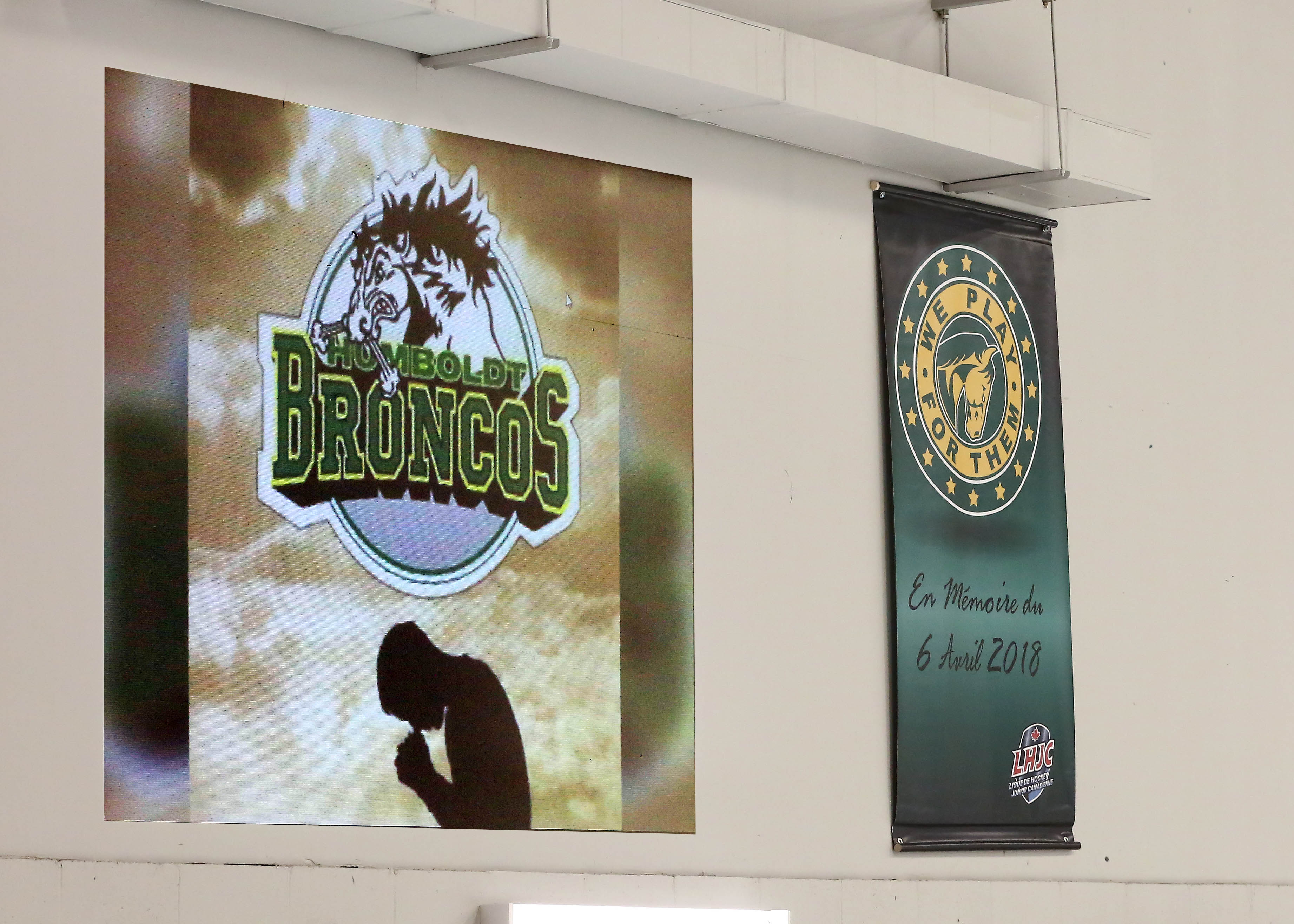 Un hommage aux Broncos de Humboldt à l’aréna Salaberry