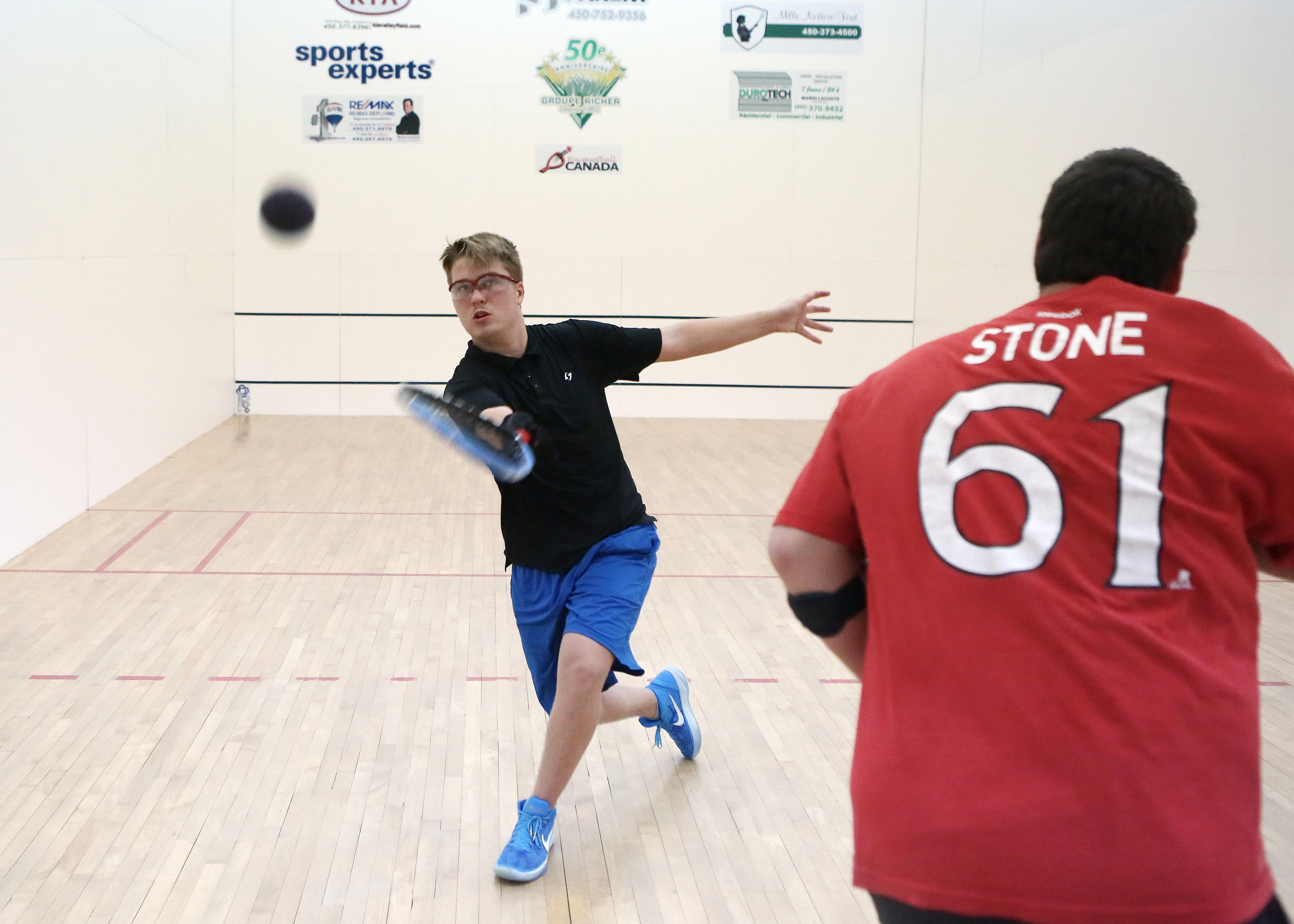 Un Québécois s’impose devant les meilleures raquettes au pays