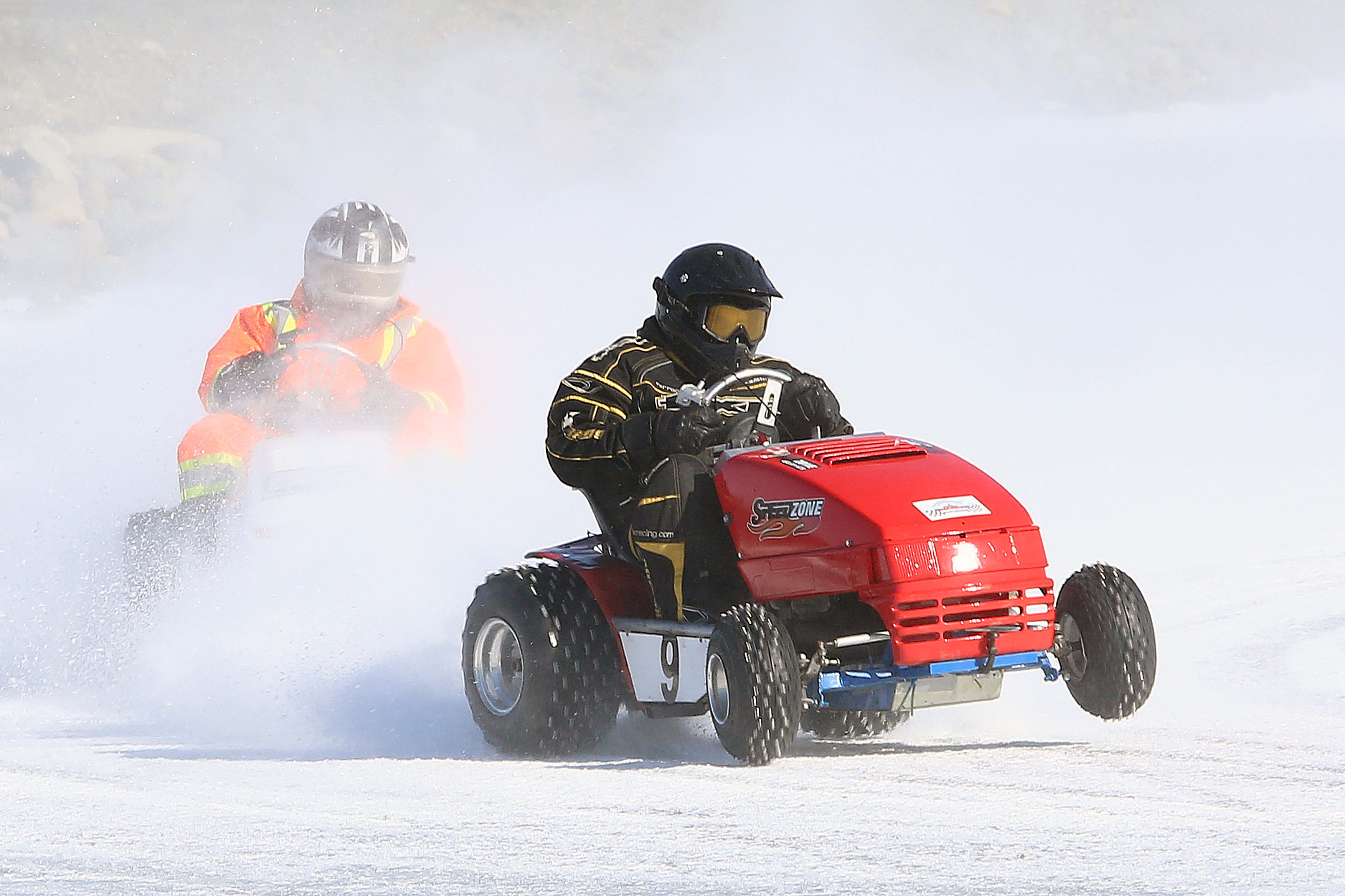 Jusqu’à 100 km/h en tracteur à gazon sur la glace