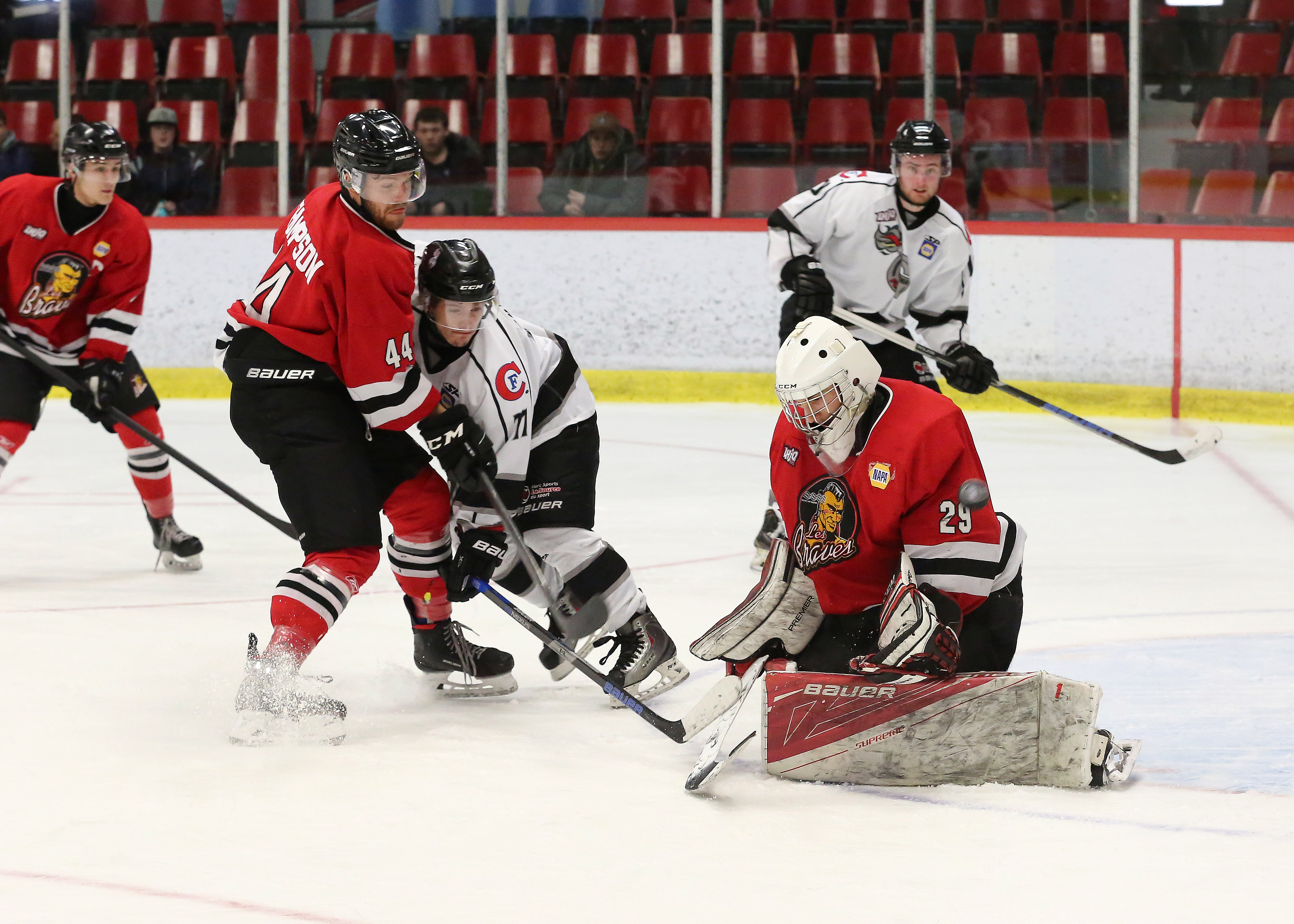Une victoire chèrement acquise avec seulement 4 défenseurs