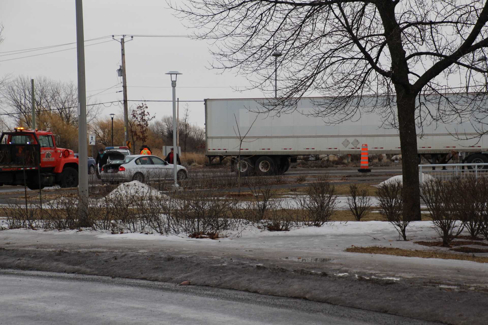 Un camion bloque le carrefour giratoire