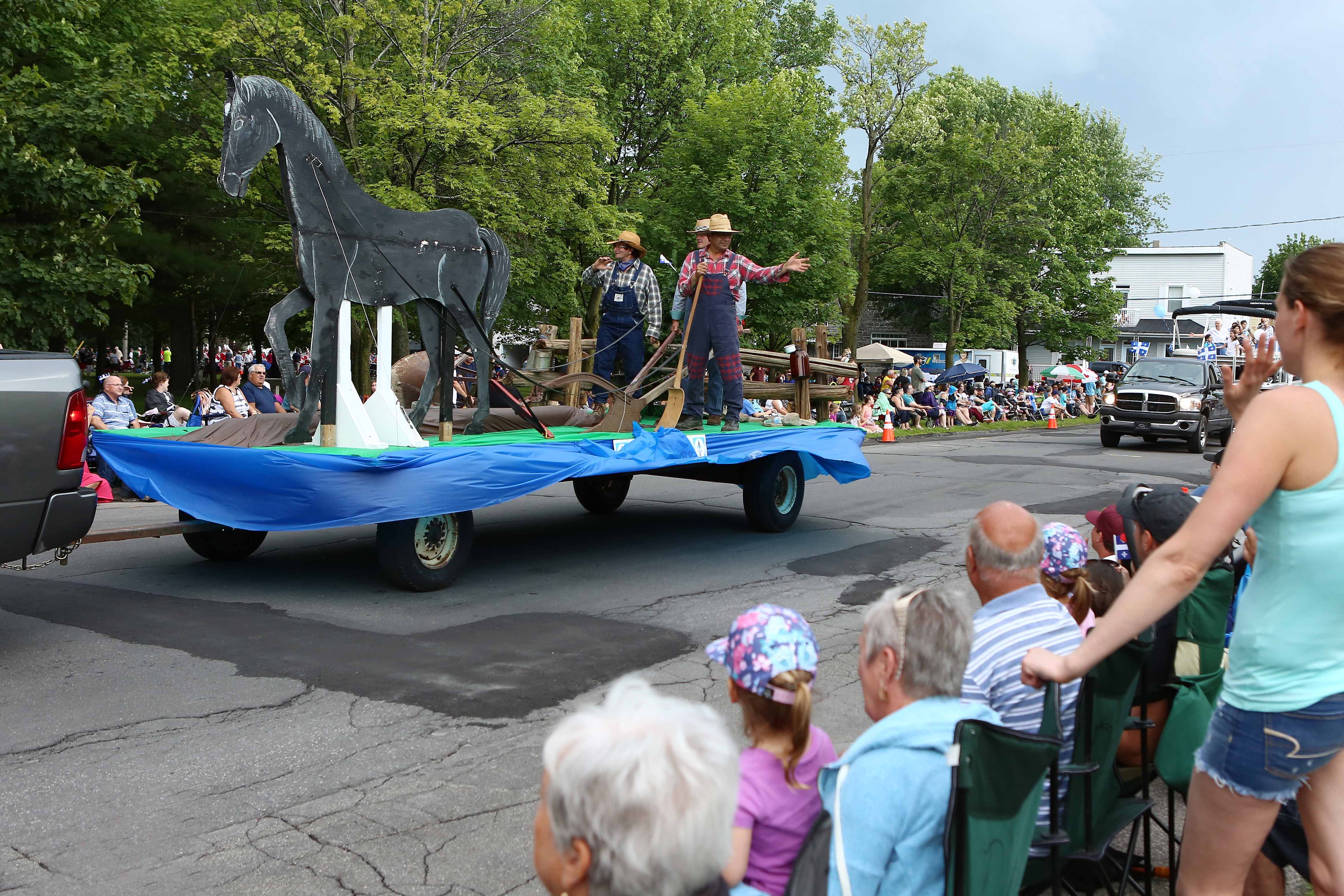 Une grande famille en vedette dans le défilé de la Saint-Jean
