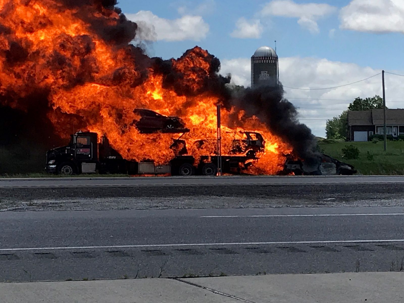 Incendie sur l’autoroute 30 à Beauharnois