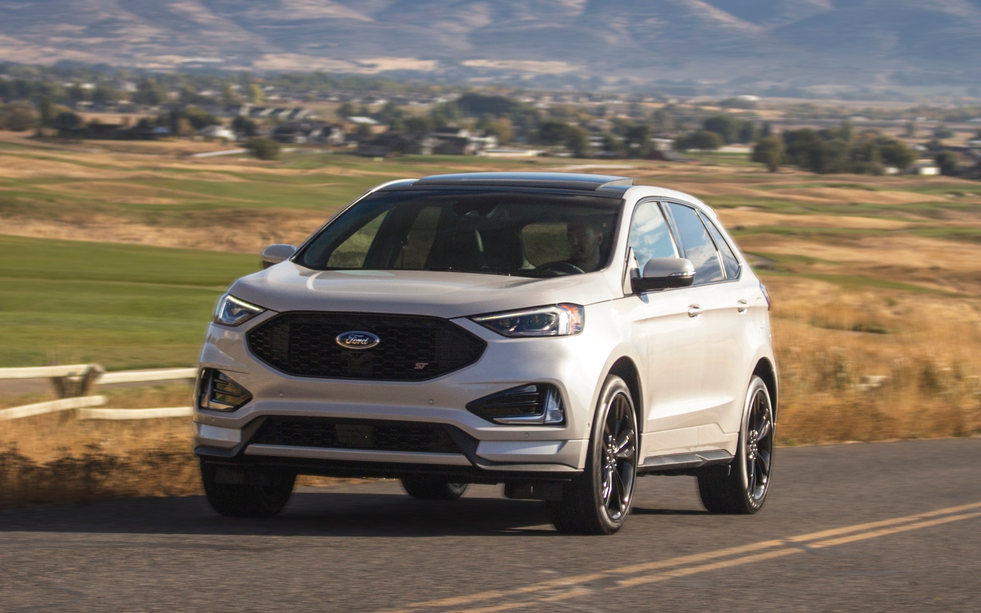 Ford Edge ST 2019 : on s’en va le conduire sur une piste de course!