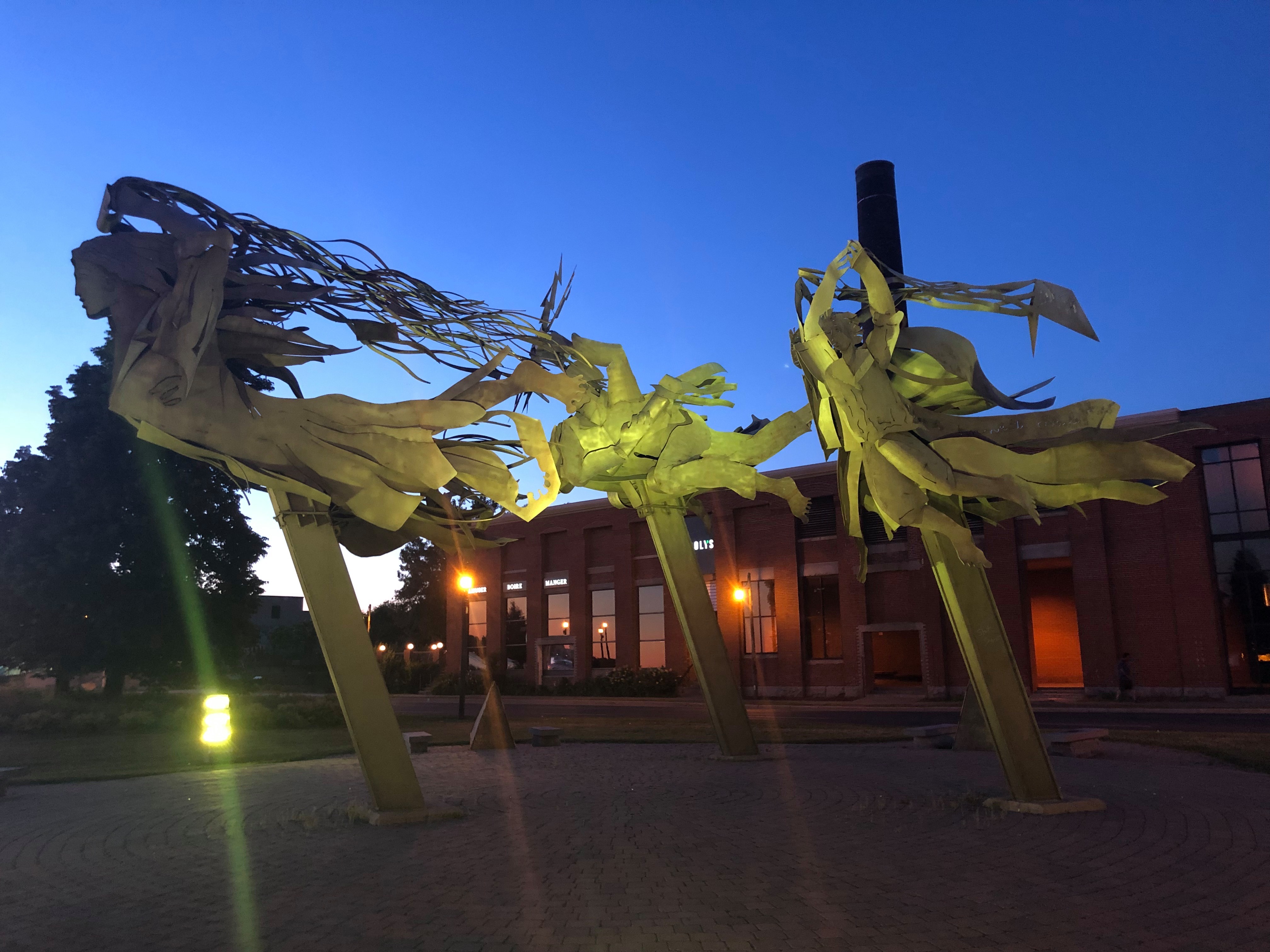 Monuments aux couleurs de Mathieu Daoust et du GP-9