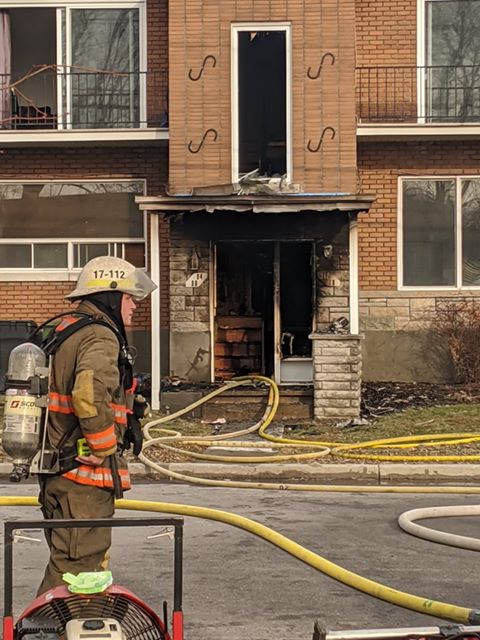 Jetés à la rue par un feu le jour de Noël