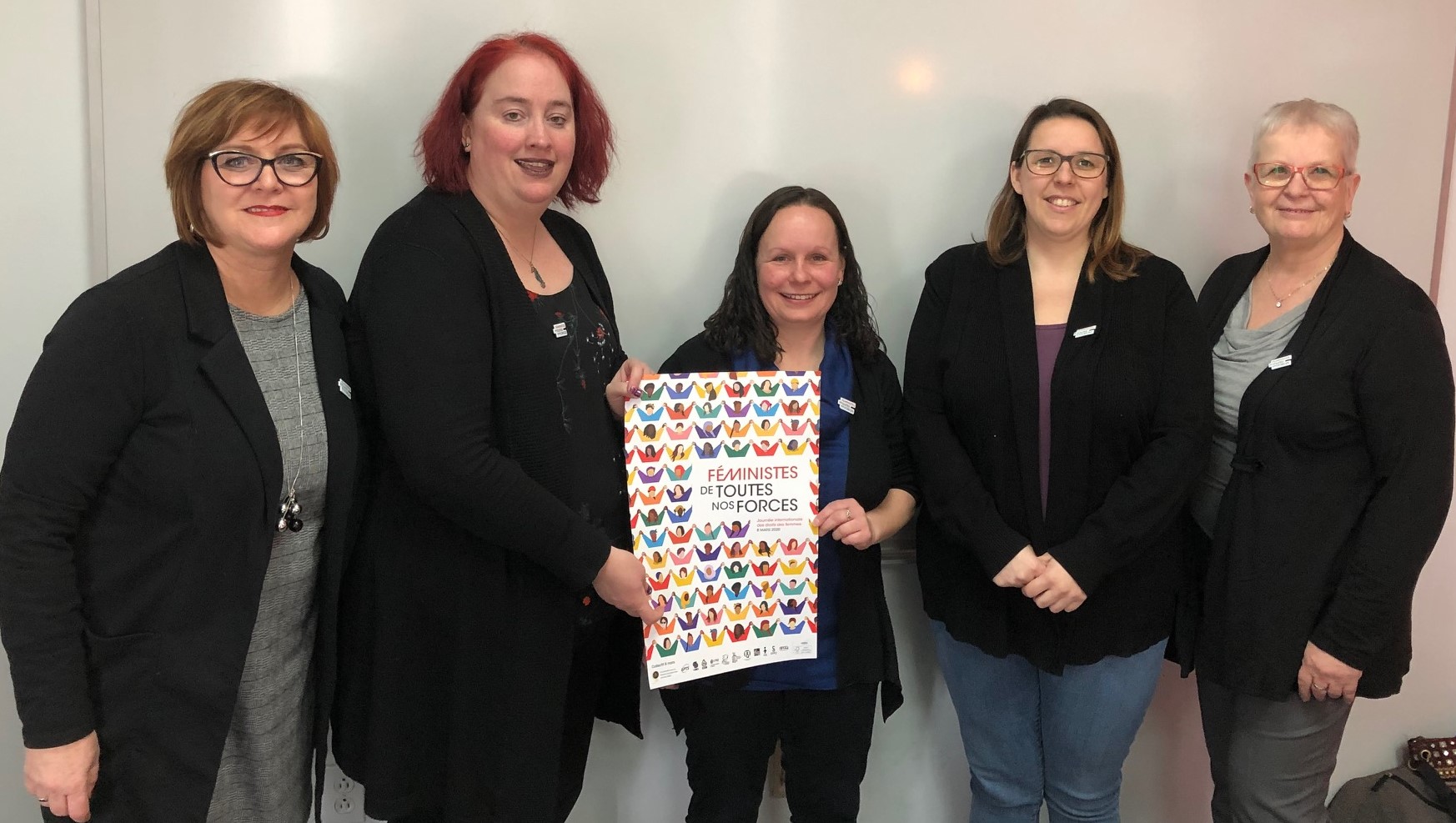 Féministes main dans la main