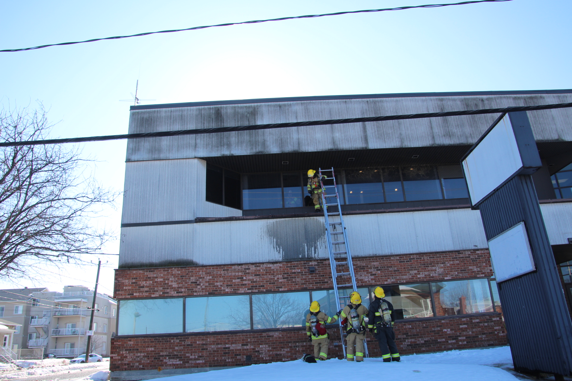 Les pompiers déplacés par un court-circuit à l&rsquo;édifice Raphaël-Barrette