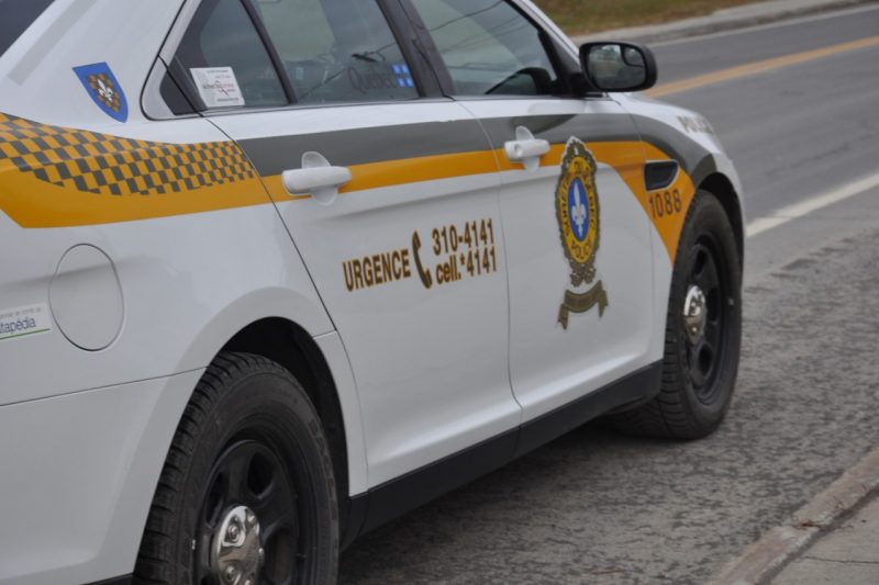 Des policiers pour sensibiliser les voyageurs à la frontière Ontario/Québec