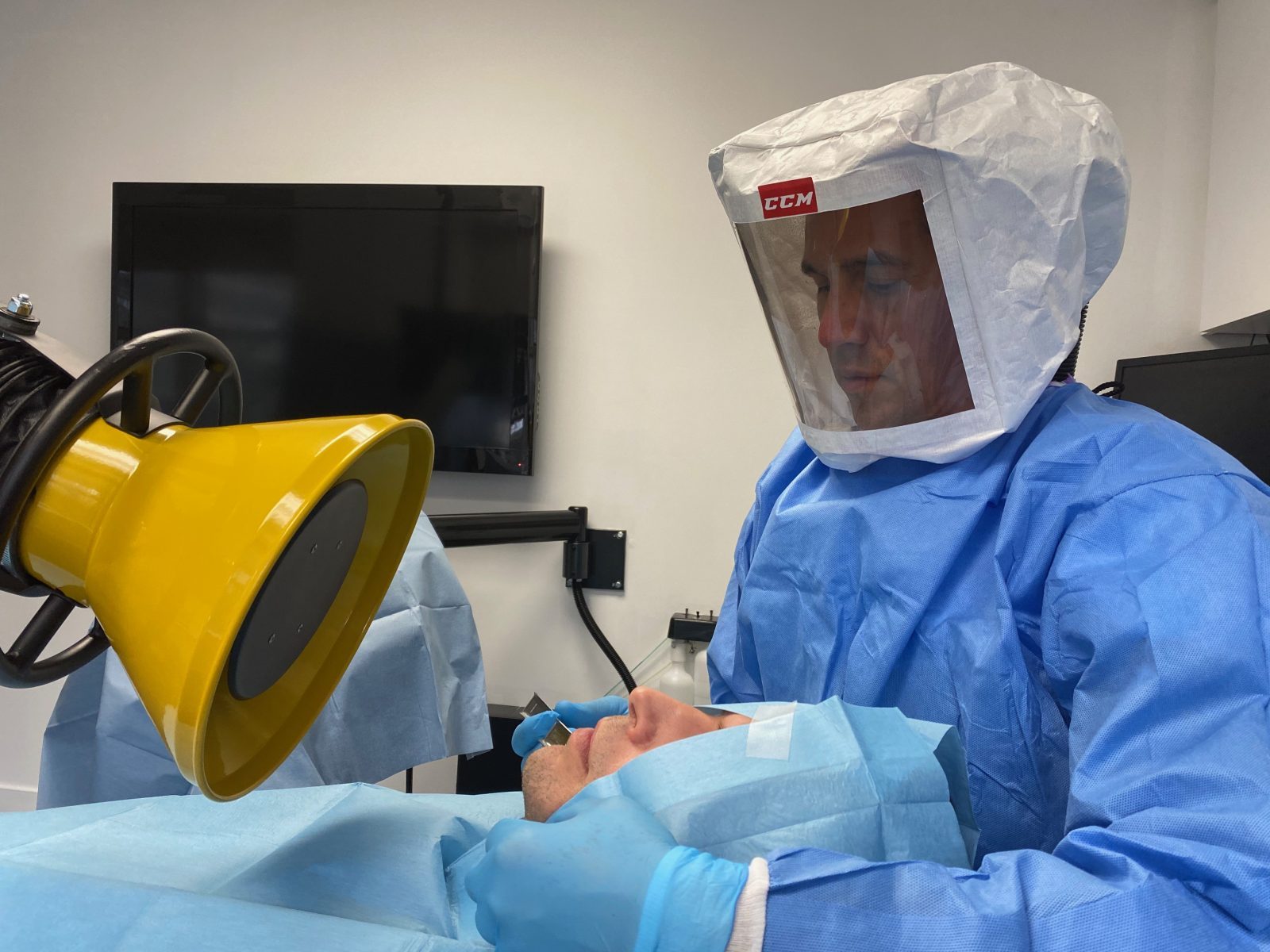 Une entreprise de Saint-Hubert contribue à un prototype de cagoules de protection