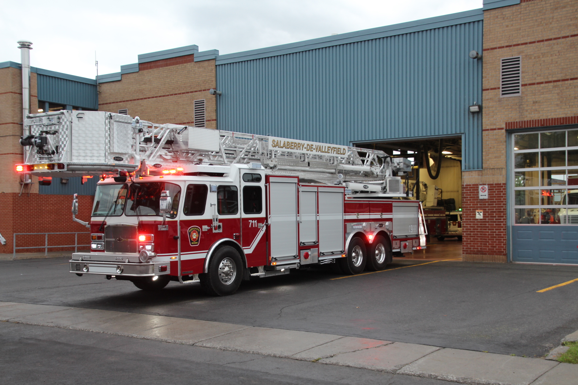 Les pompiers Valleyfield ont reçu leur nouveau camion-échelle