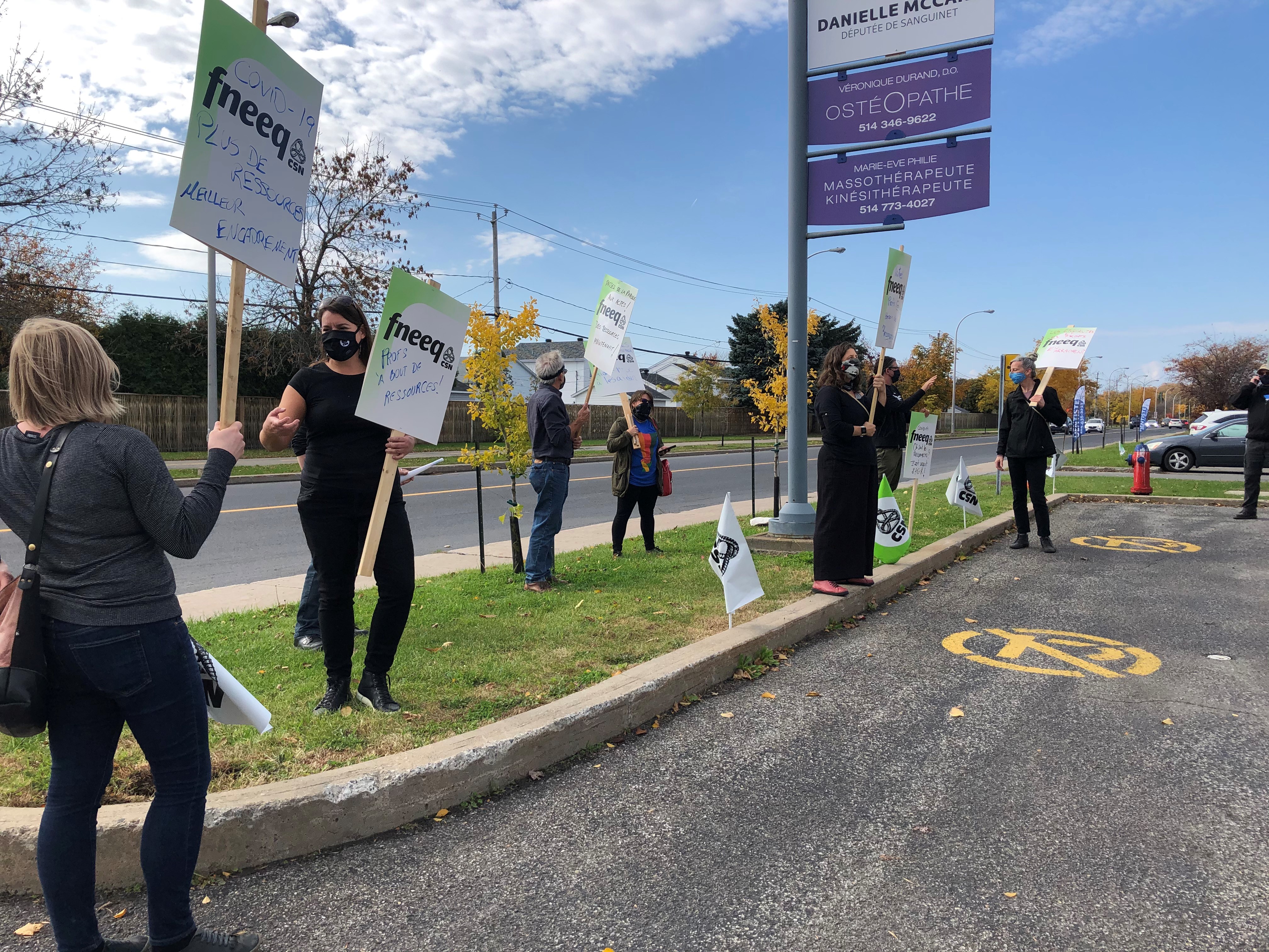 VIDÉO – Des professeurs de cégeps manifestent devant le bureau de Danielle McCann
