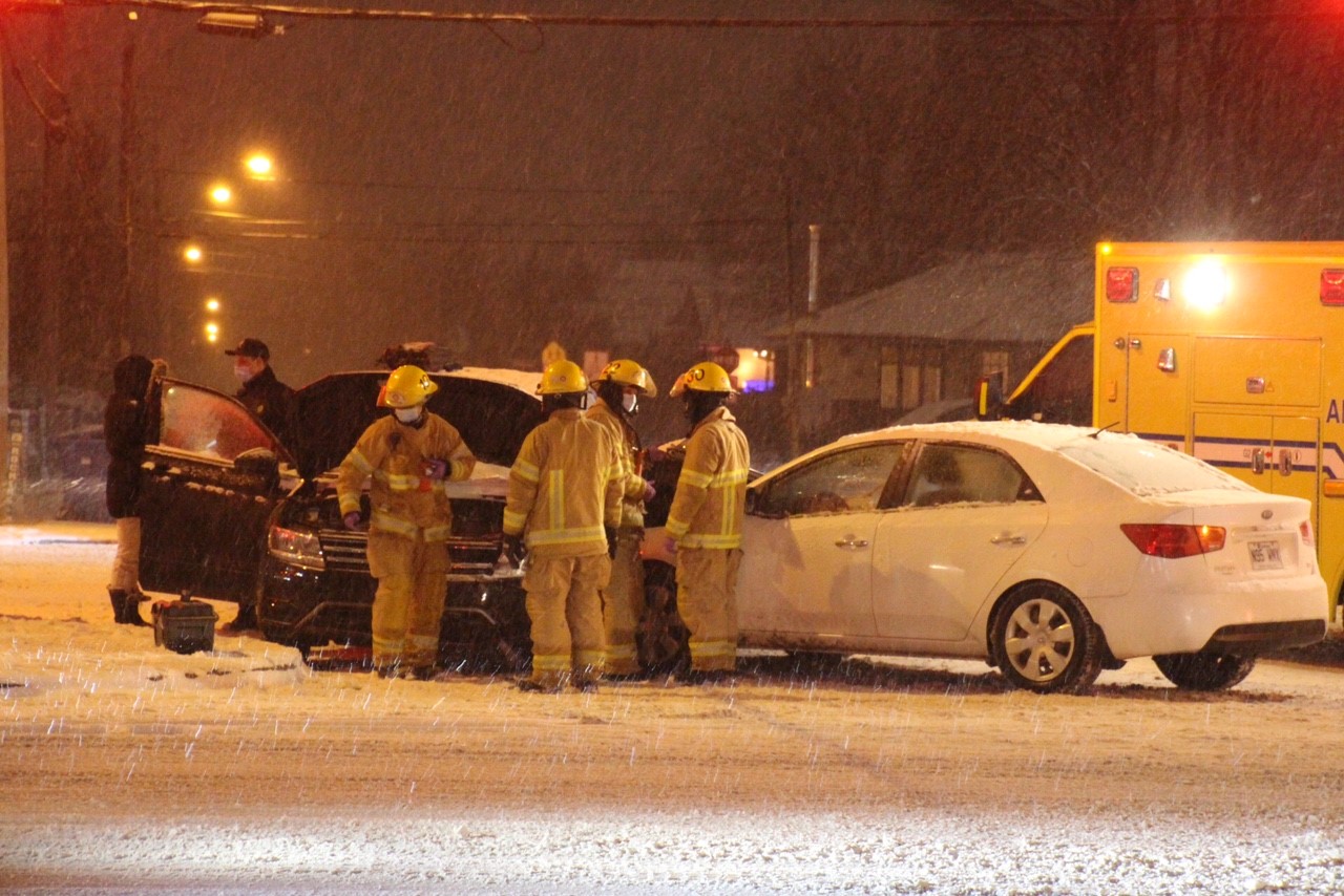 Collision entre deux véhicules sur le boul. Monseigneur-Langlois