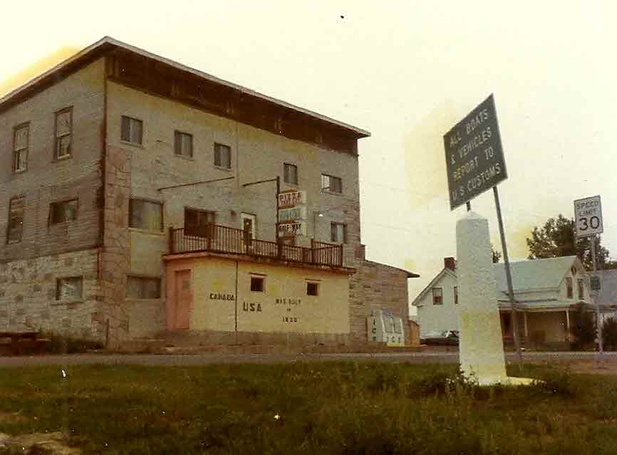 Sa maison se retrouve sur la frontière canado-américaine