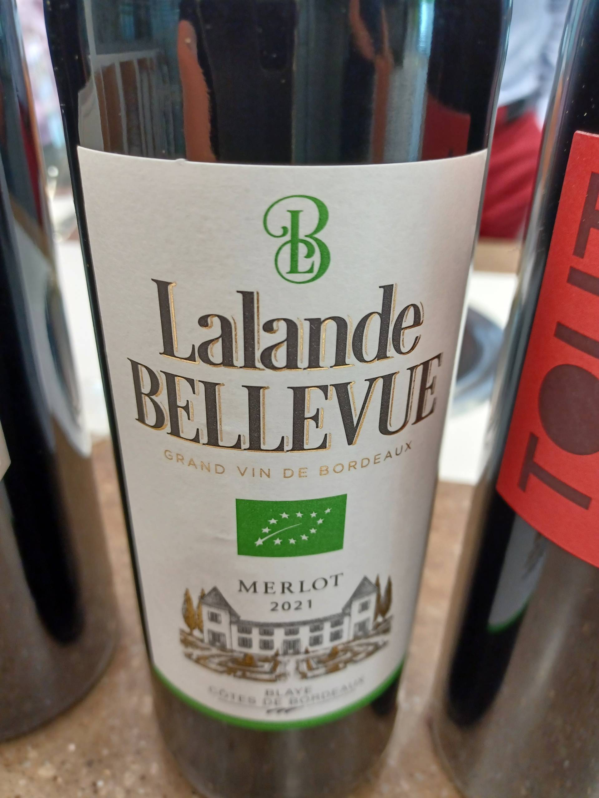 Un pickpocket à l’oeuvre dans un restaurant