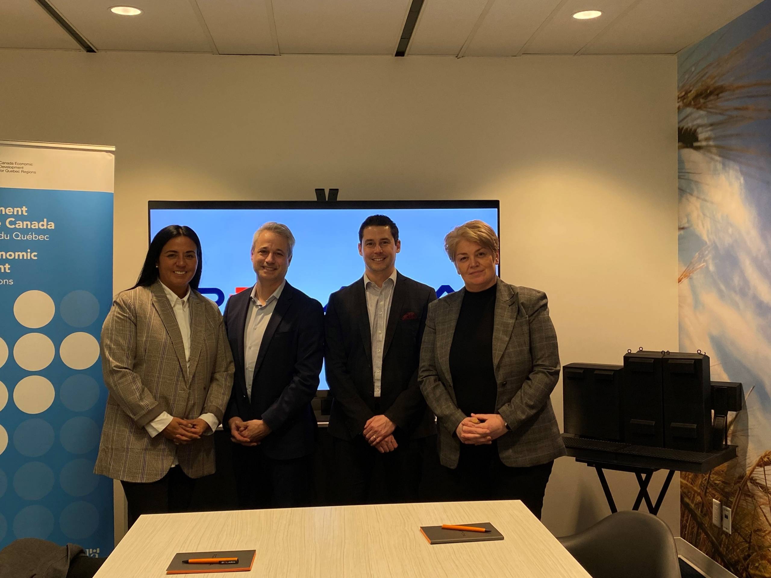 Une voiture taxi autonome sur la route sans conducteur