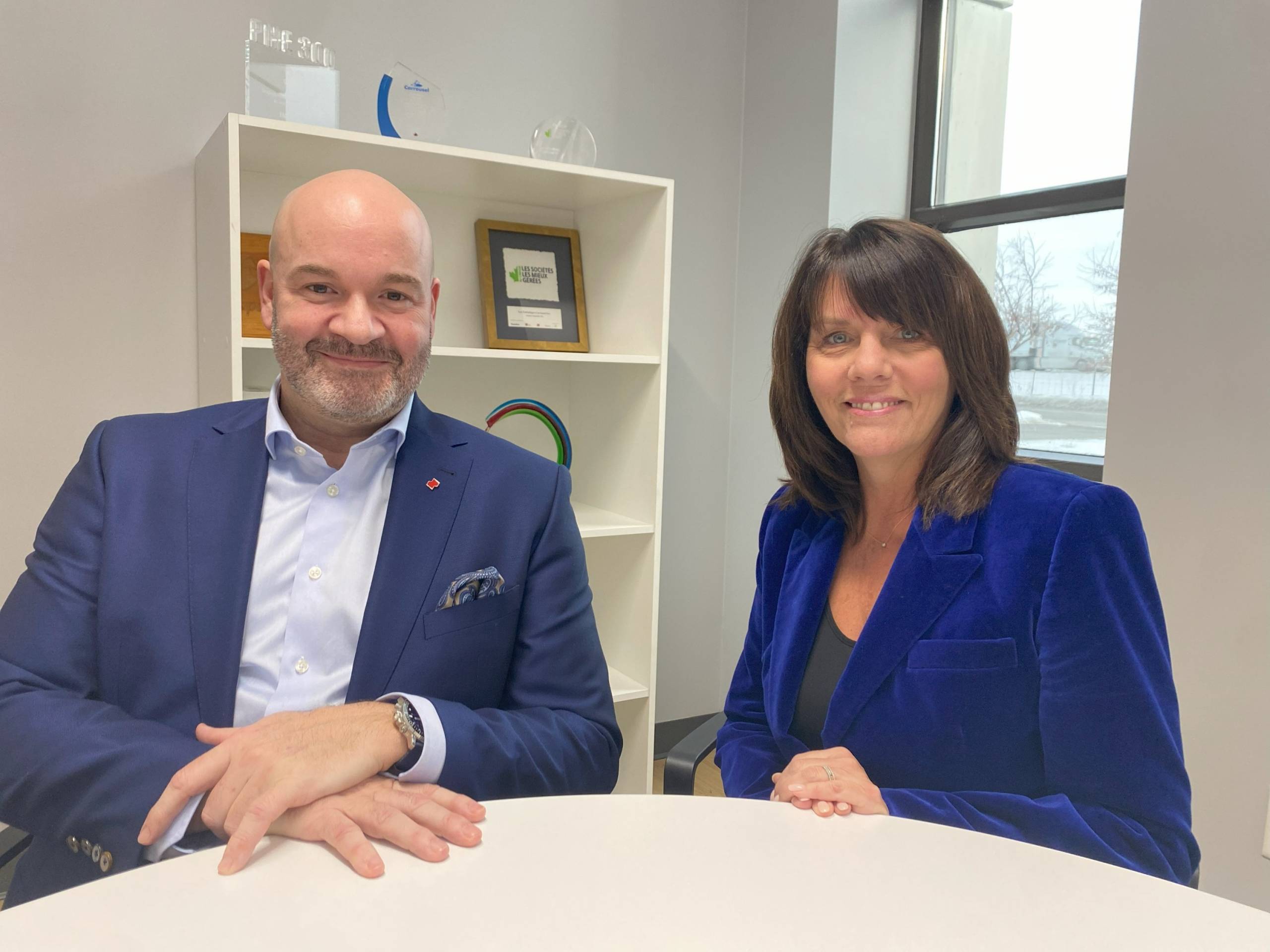 Un serpent sort du plafond sur un ventilateur en mouvement