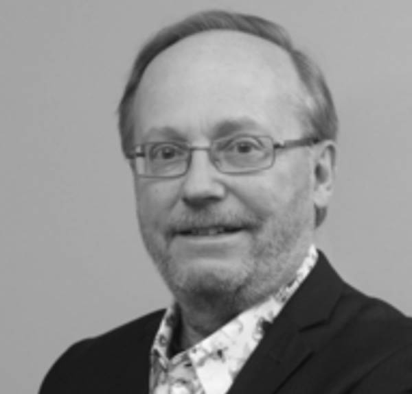 Le cheval a trouvé la nourriture pour les écureuils