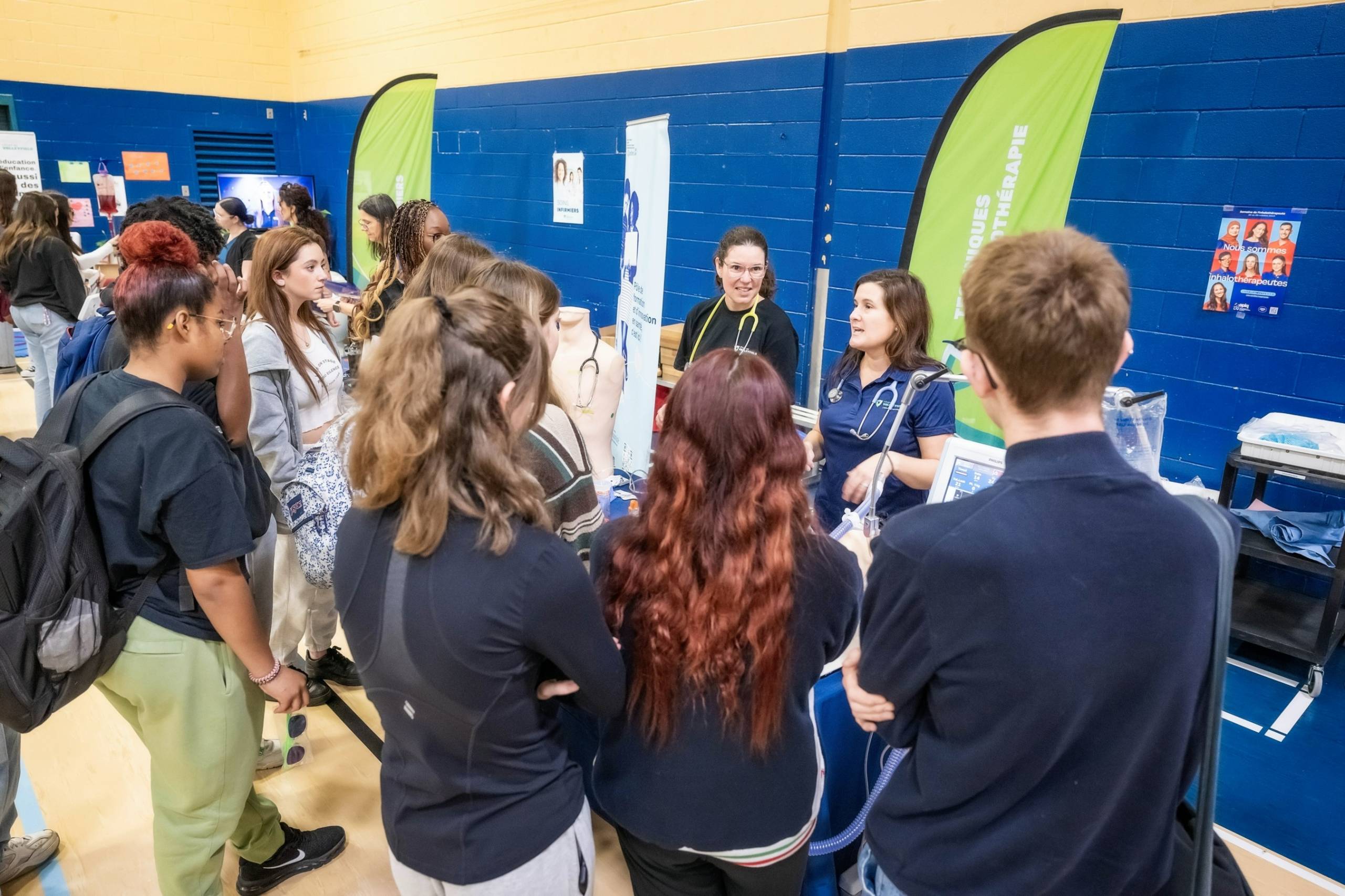 Des gens portent le casque Apple Vision Pro en public