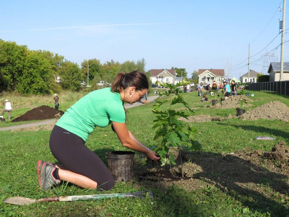 Ce petit garçon voit clairement pour la première fois