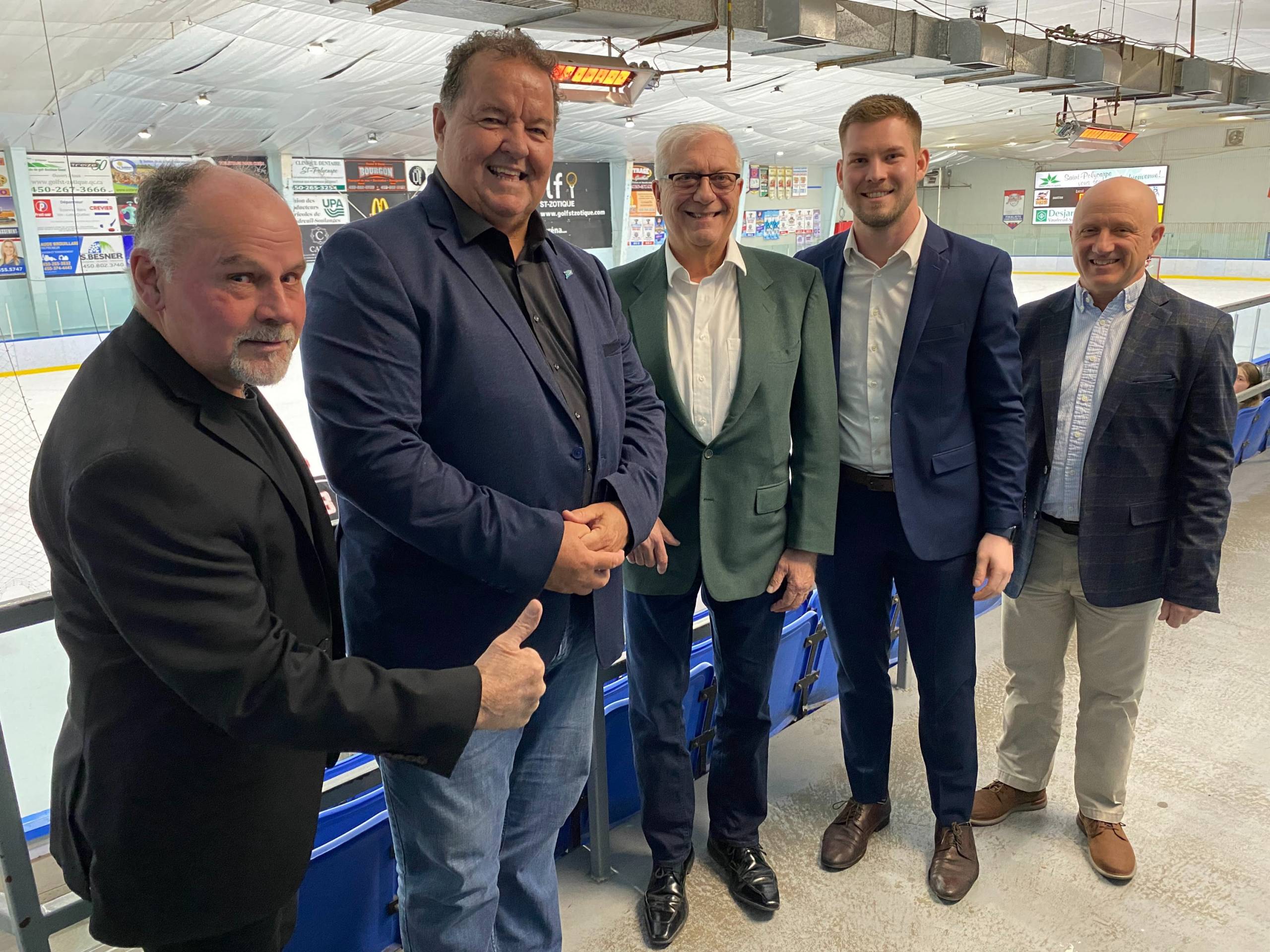 Une loutre se faufile près du bateau