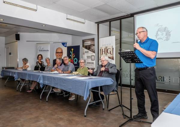 Un chien saute dans les bras du propriétaire qui nage