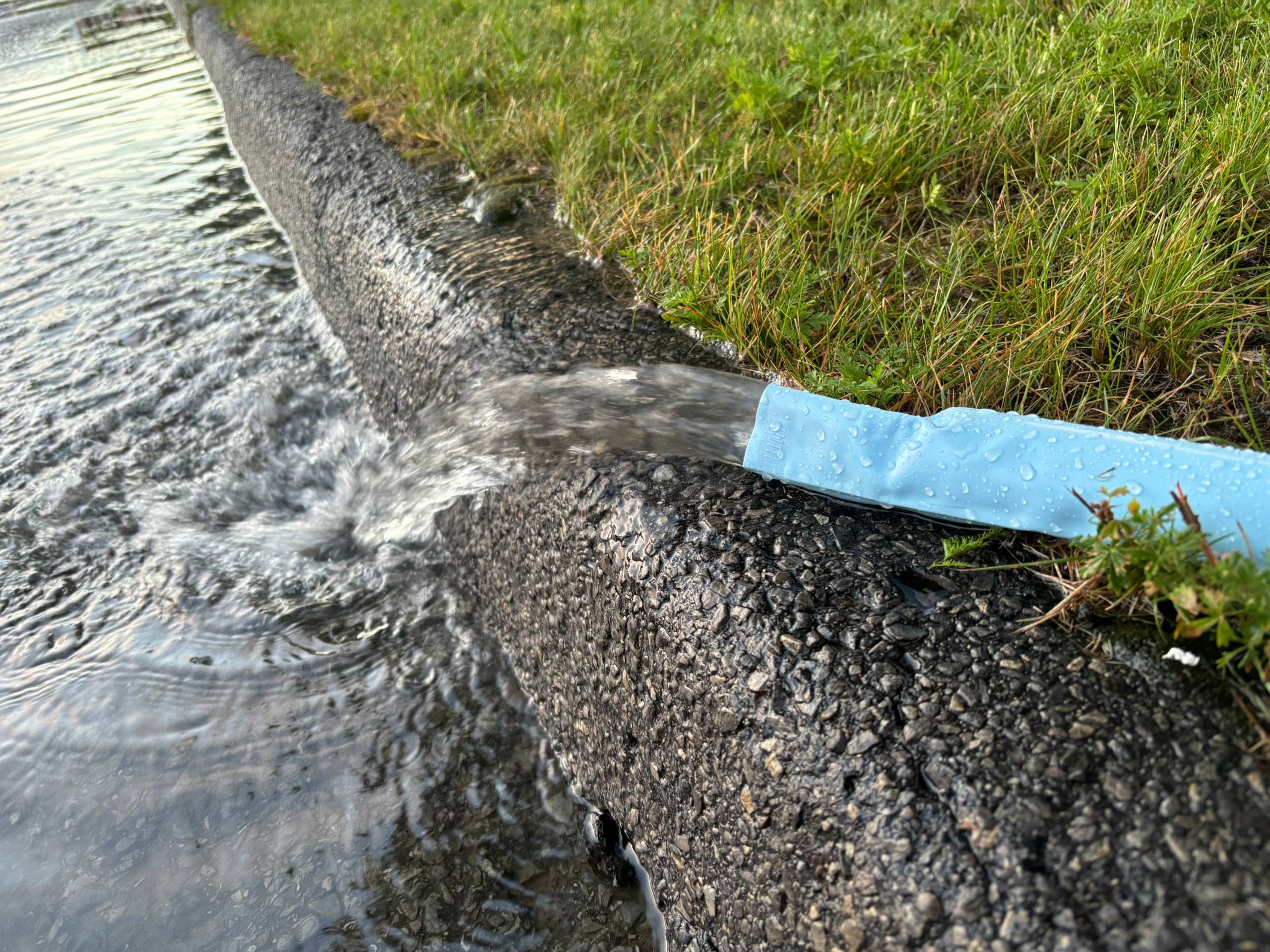 Cet aspirateur robot aspire et lave nos planchers sans avoir à lever le petit doigt