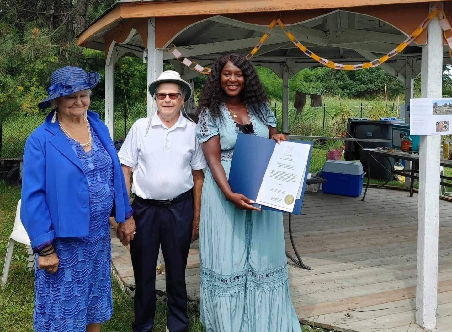 Normalement, c&rsquo;est supposé être un chien à l&rsquo;arrière?