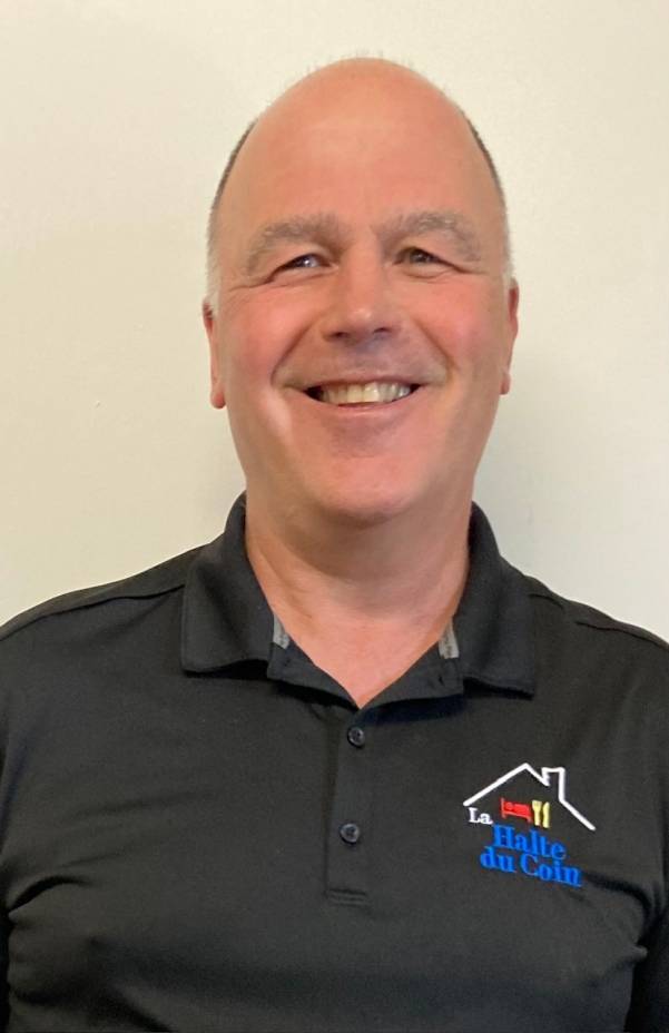 Les Yorkies ne savent pas quoi penser du nouveau chien