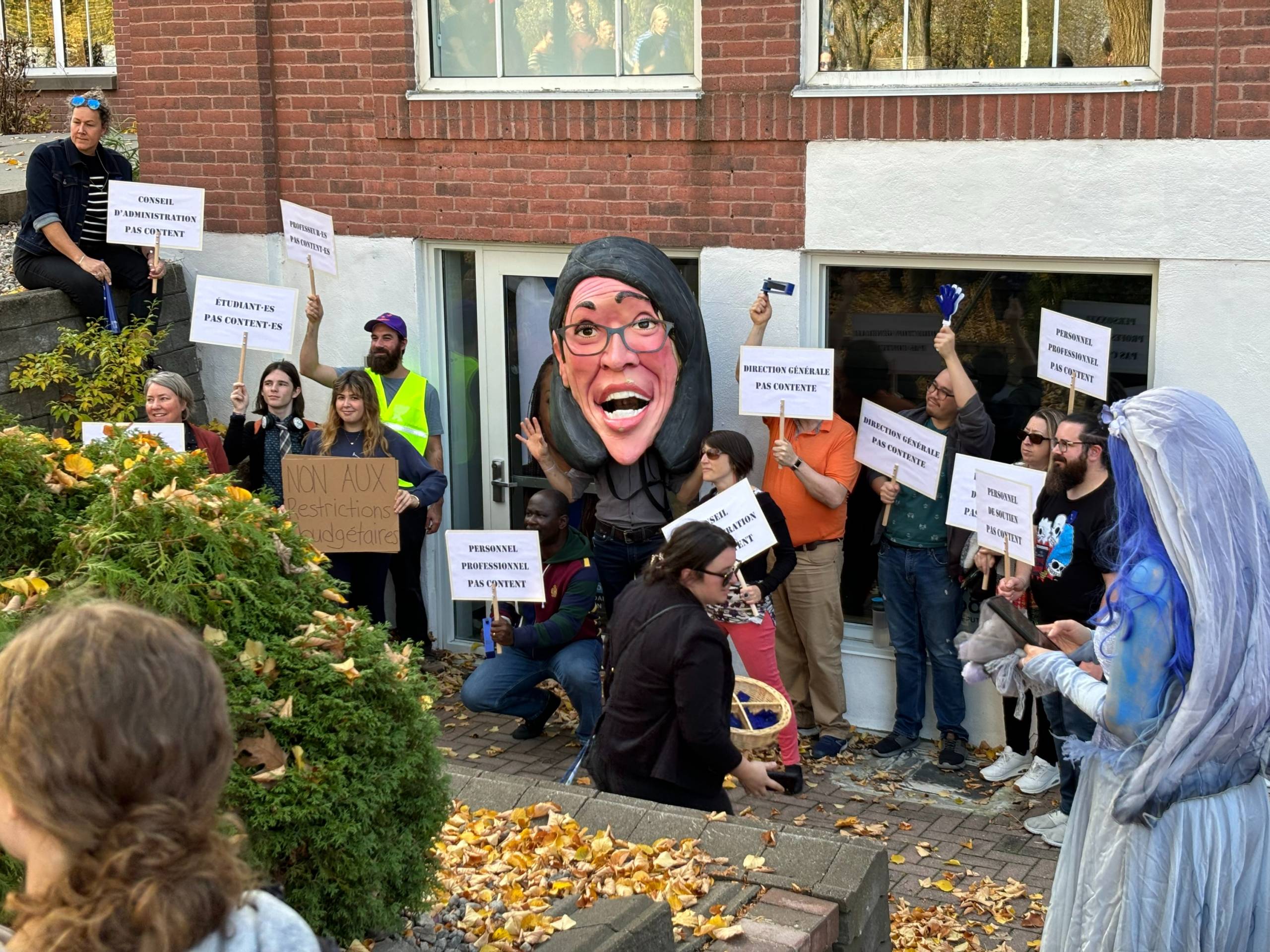 Breakdance de rouleaux de printemps à l&rsquo;intérieur d&rsquo;une friteuse à air en verre