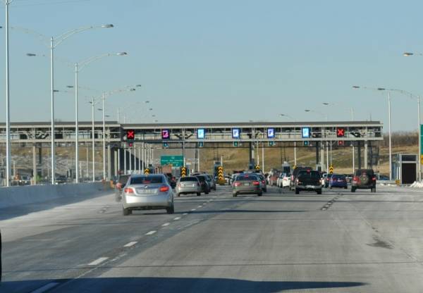 Un écureuil fait un bonhomme de neige