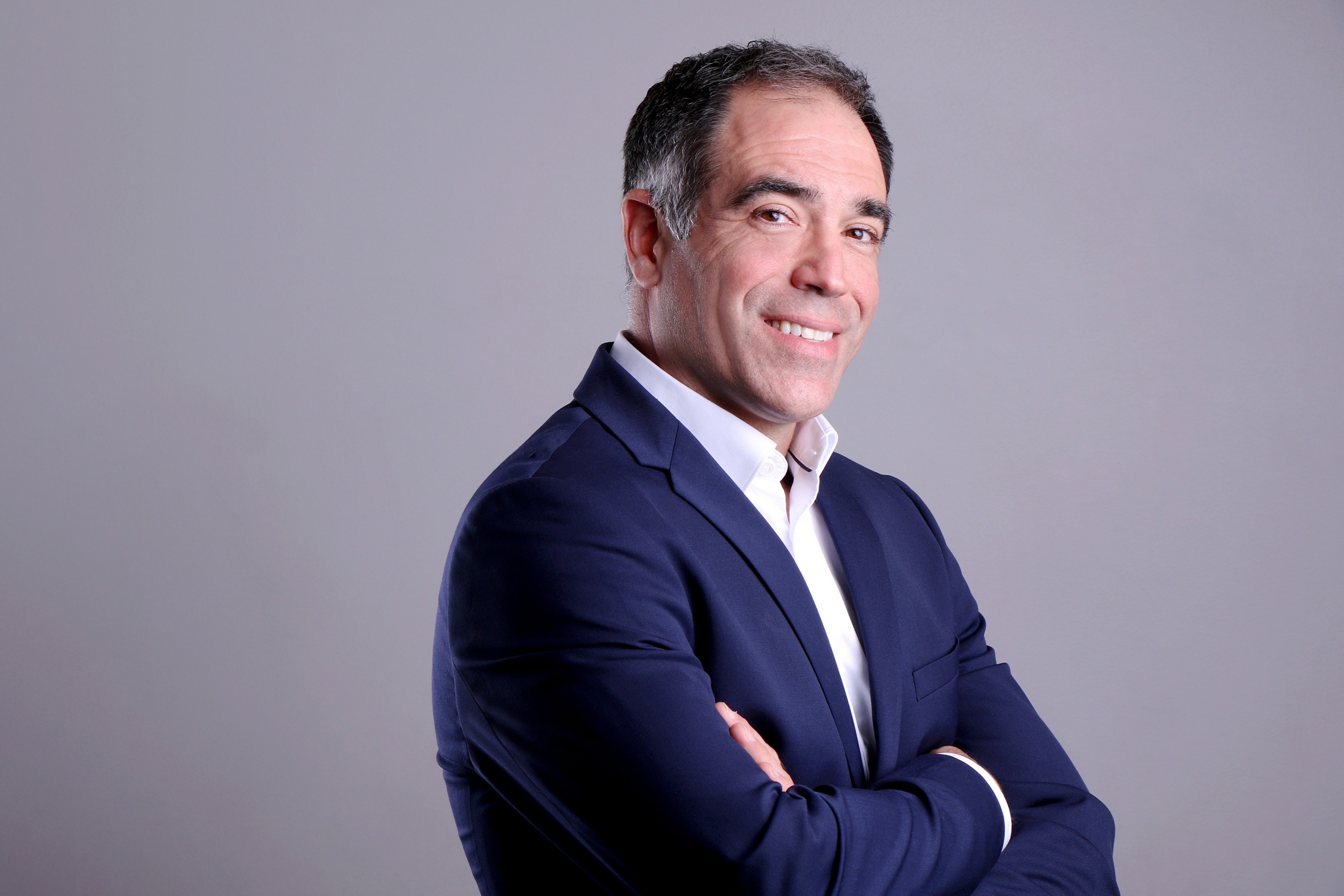 Un homme lance une boule de bowling dans la mauvaise piste