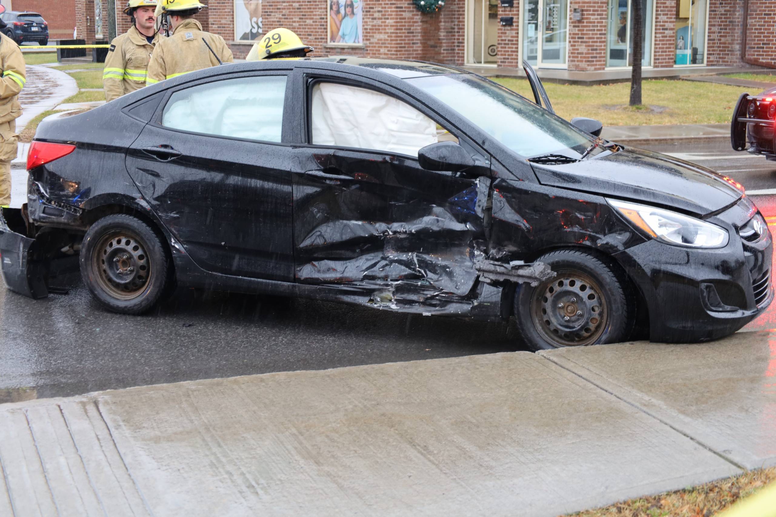Le Pomeranian fait des poses de yoga